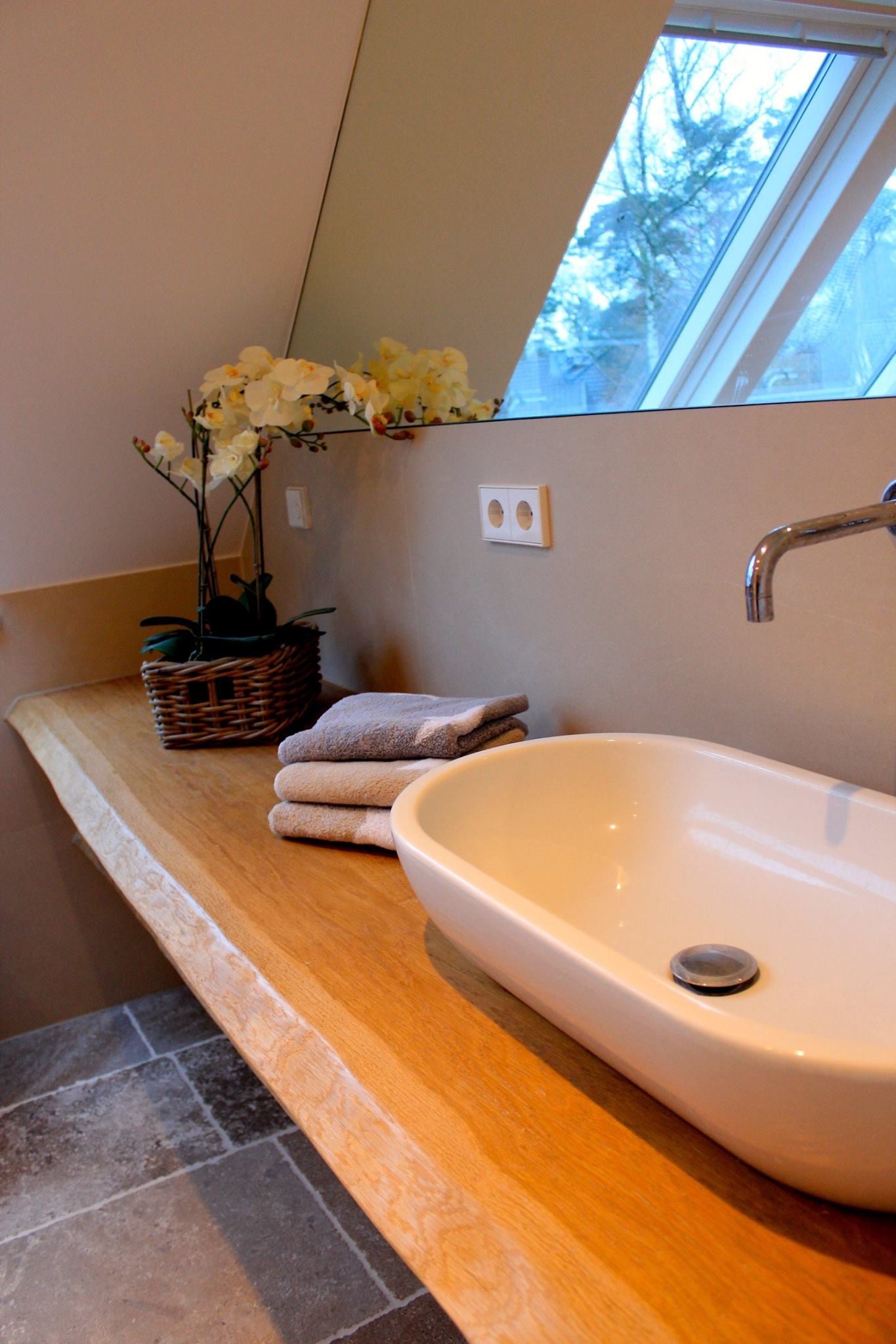 Massivholztplatte für Aufsatzwaschbecken.