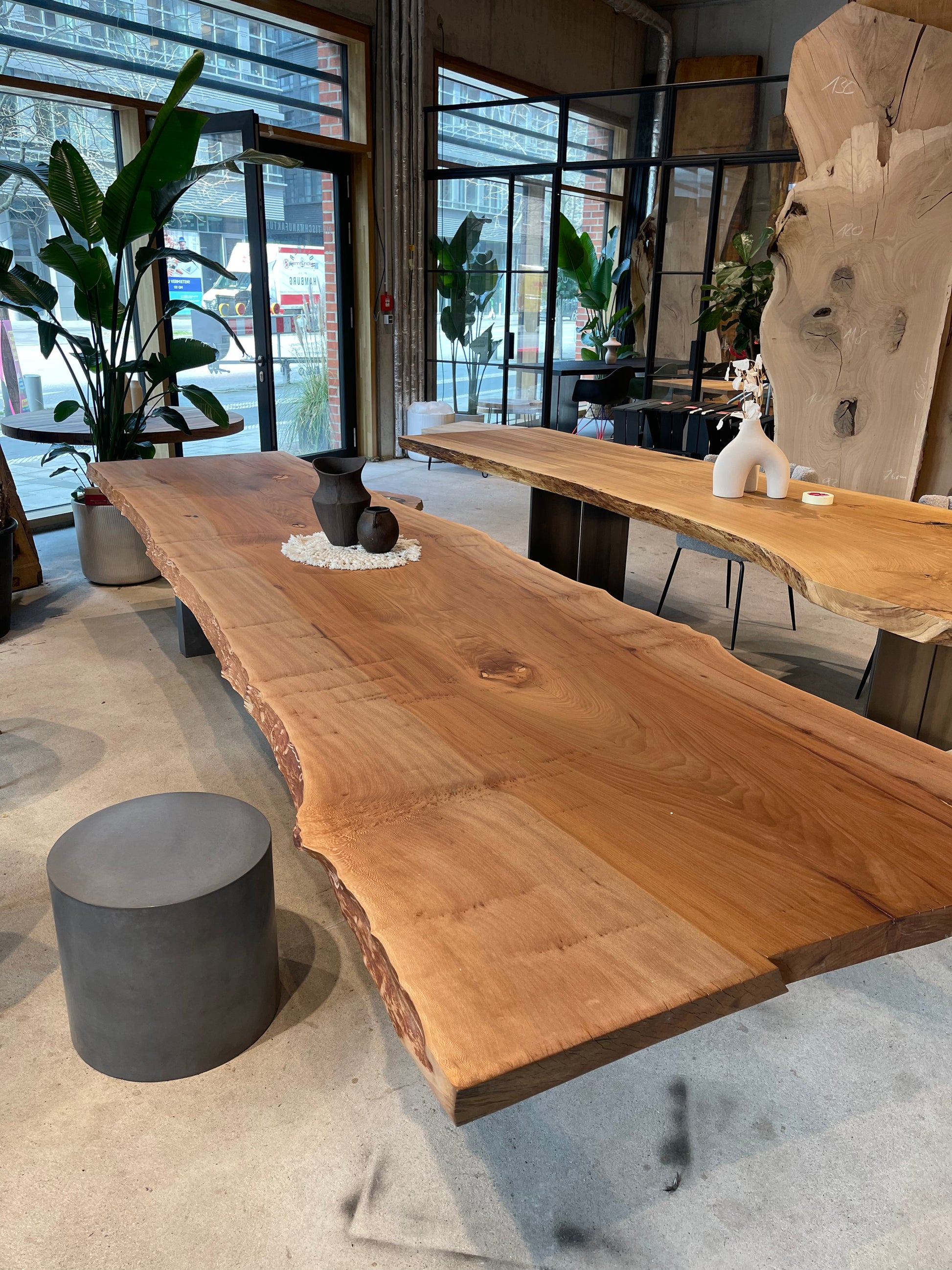 Esstisch Monolith aus einem Stück 