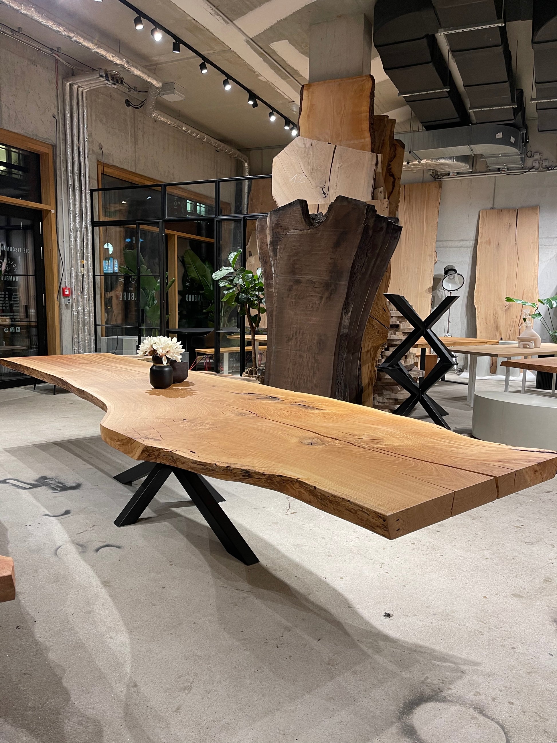 Designtisch | Esstisch aus einem Stück | Baumtisch Eiche