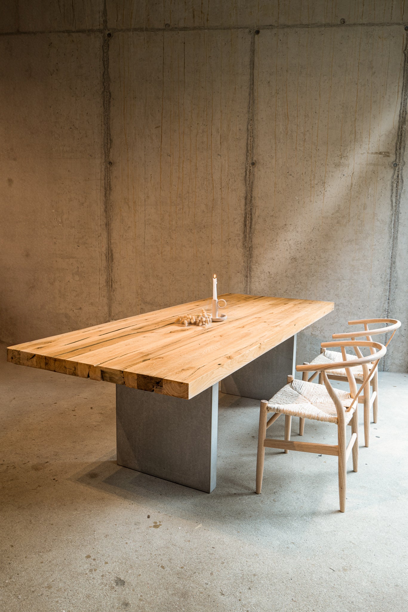 Esstisch aus Massivholz mit Betongestell | Tisch Holz und Beton