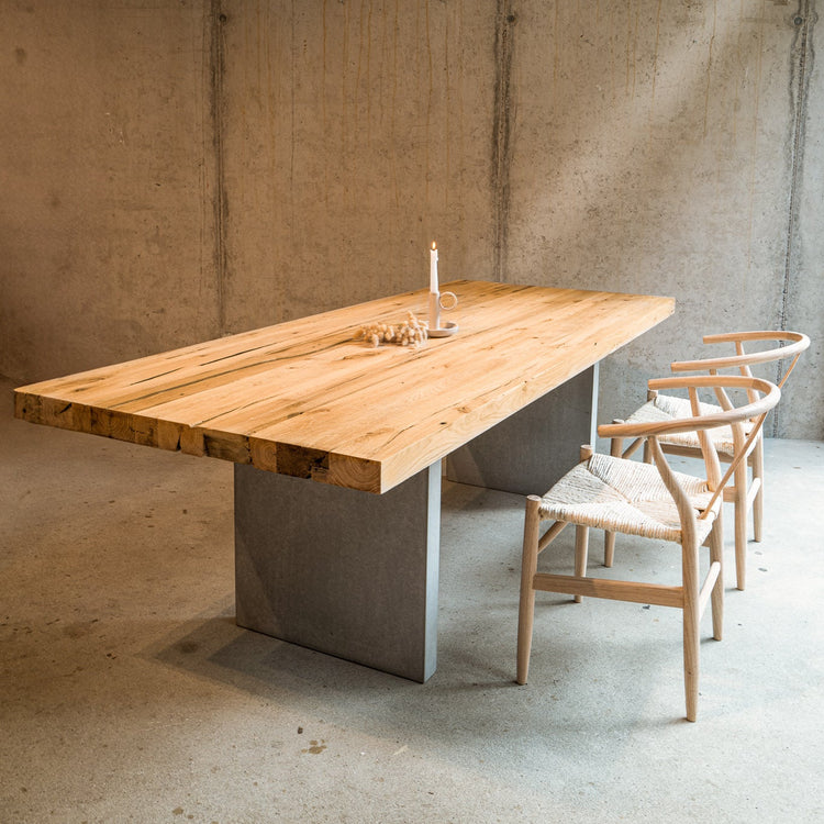 Esstisch aus Massivholz mit Betongestell | Tisch Holz und Beton