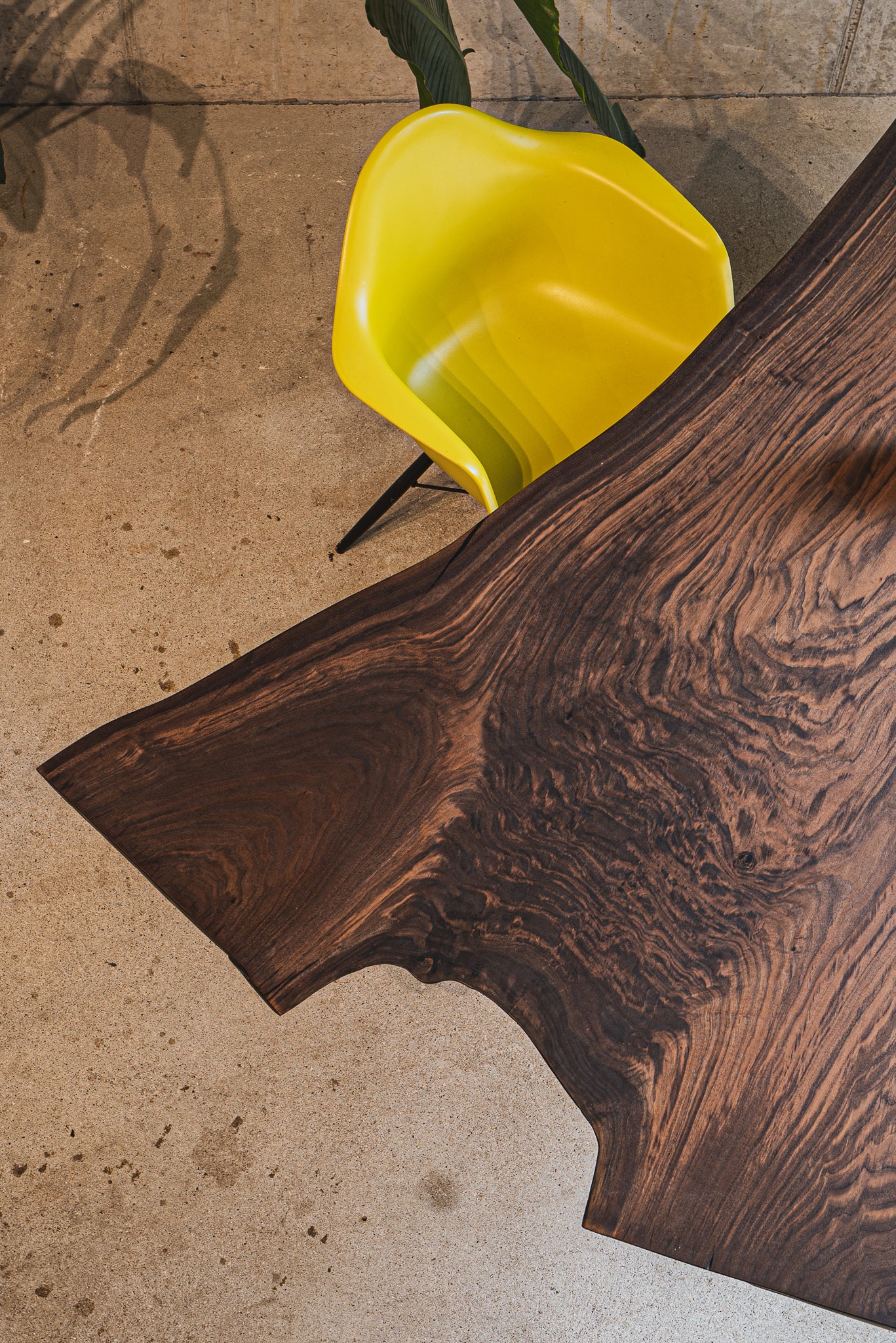 Tisch Monolith Nussbaum 