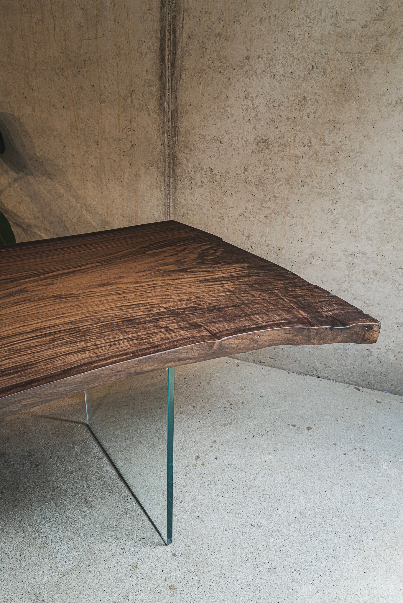 Tisch mit Glas Beinen