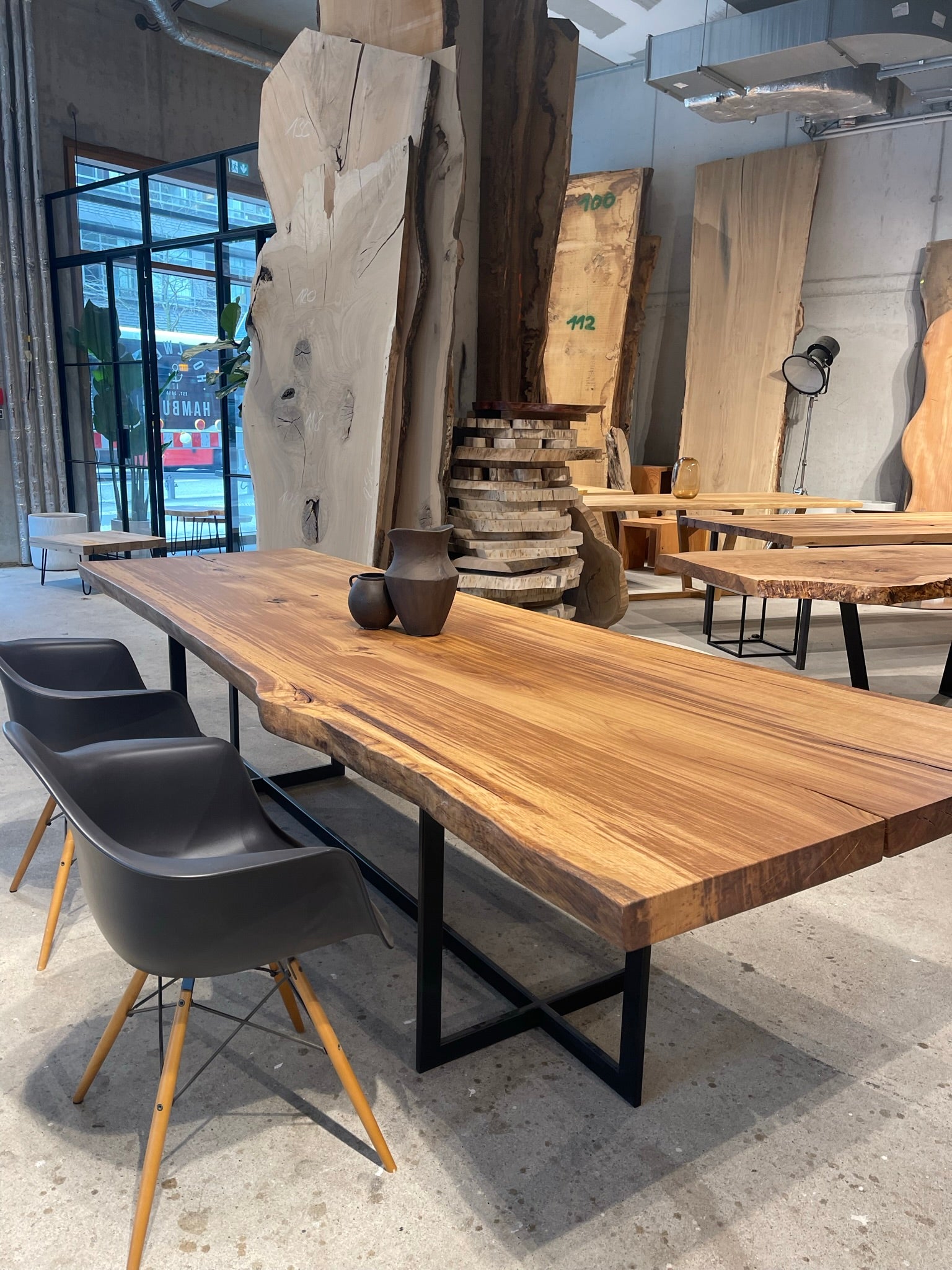 Massivholztisch aus einem Baum 