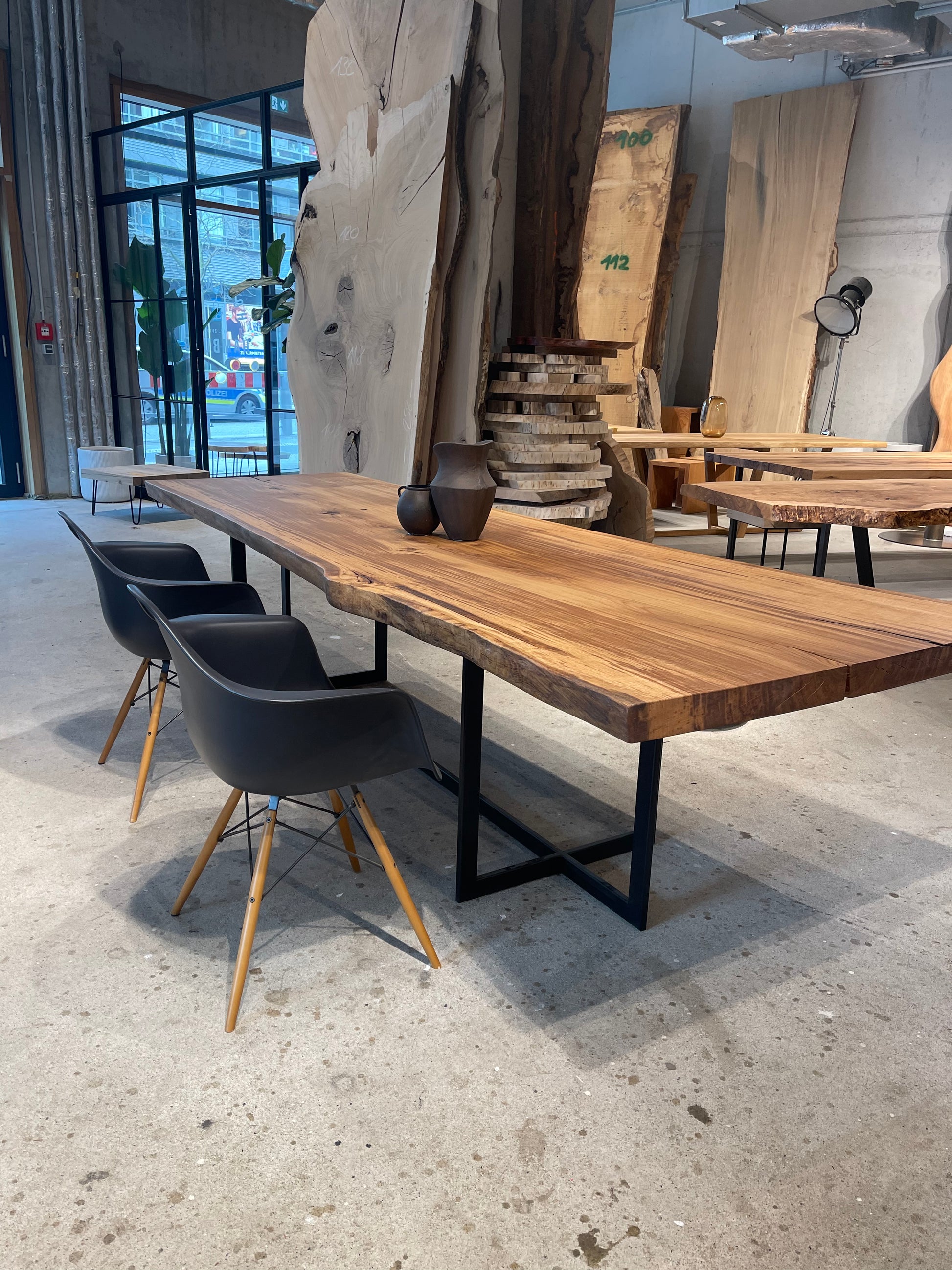 Designtisch aus Massivholz aus einem Baum