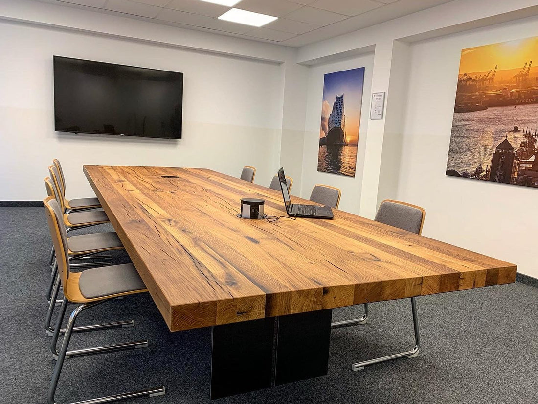 Konferenztisch Altholz Eiche mit Mediamodul im Konferenzraum | Holzwerk Hamburg