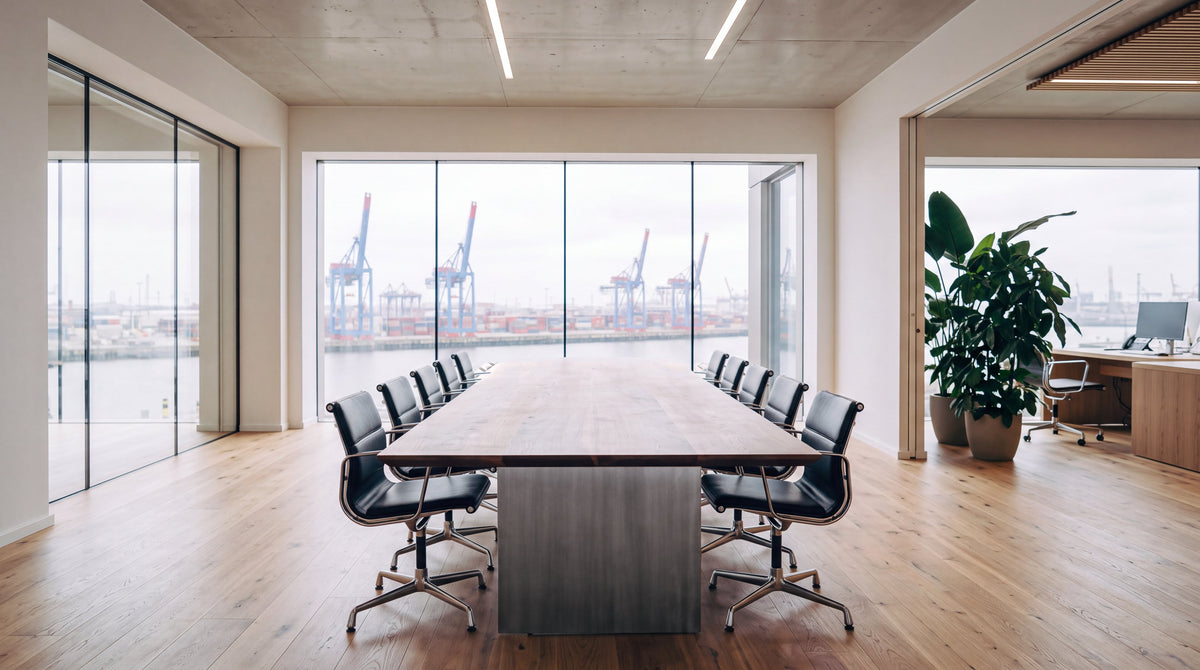 Konferenztisch aus Nussbaum in der Längsansicht mit Hafenblick in Hamburg, Visualisierung | Holzwerk Hamburg