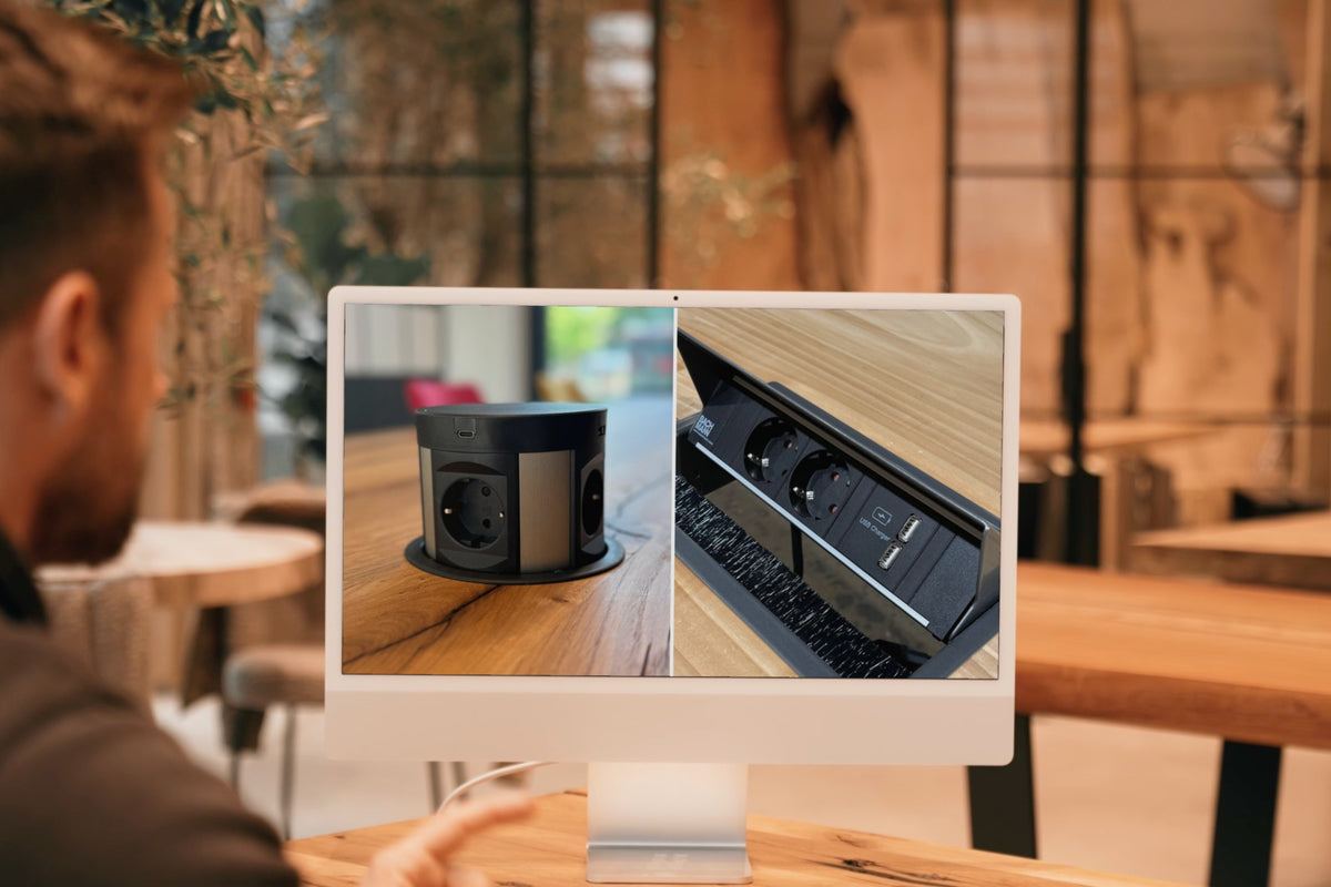 Konferenztisch planen im Holzwerk Showroom Hamburg: Bildschirm zeigt Power-Tower und Klapp-Modul mit Steckdosen und USB