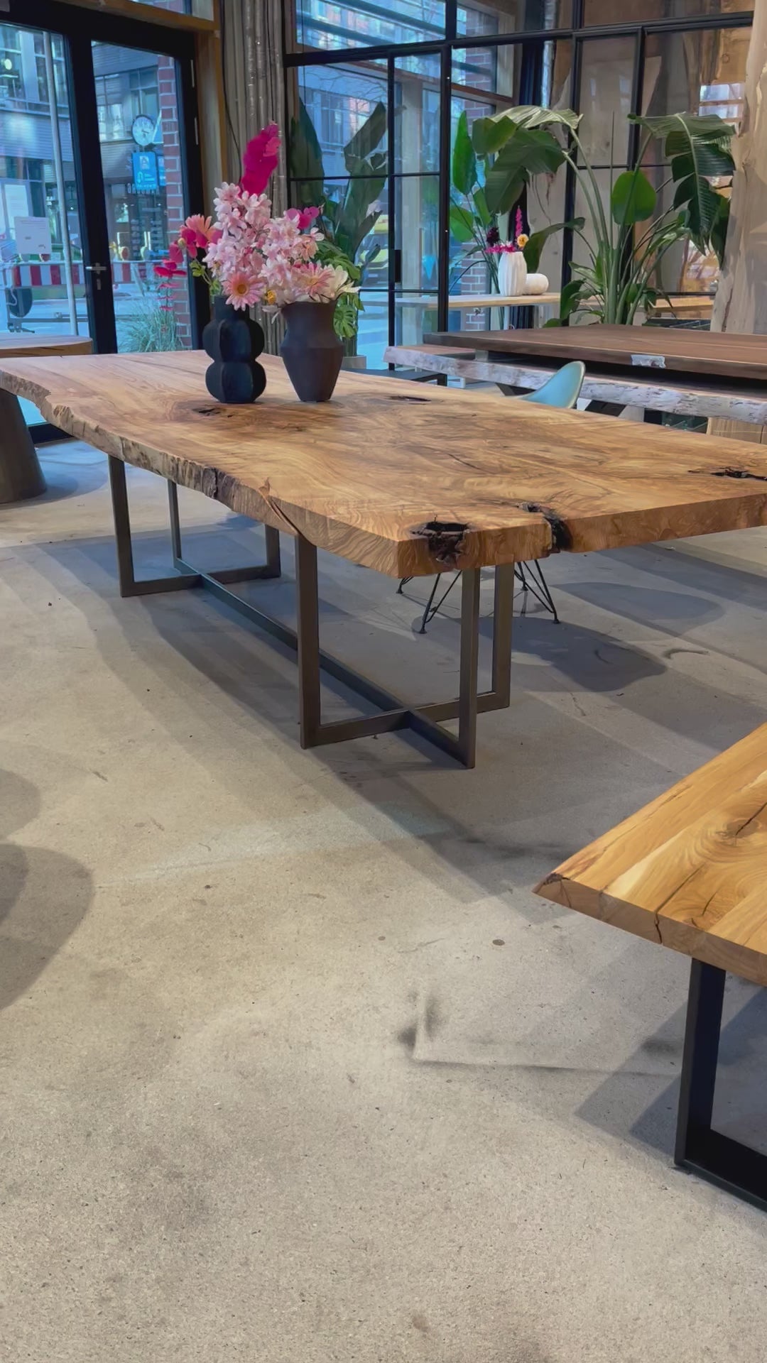 Video laden: Esstisch aus Massivholz Oliv-Esche 355x110-120cm