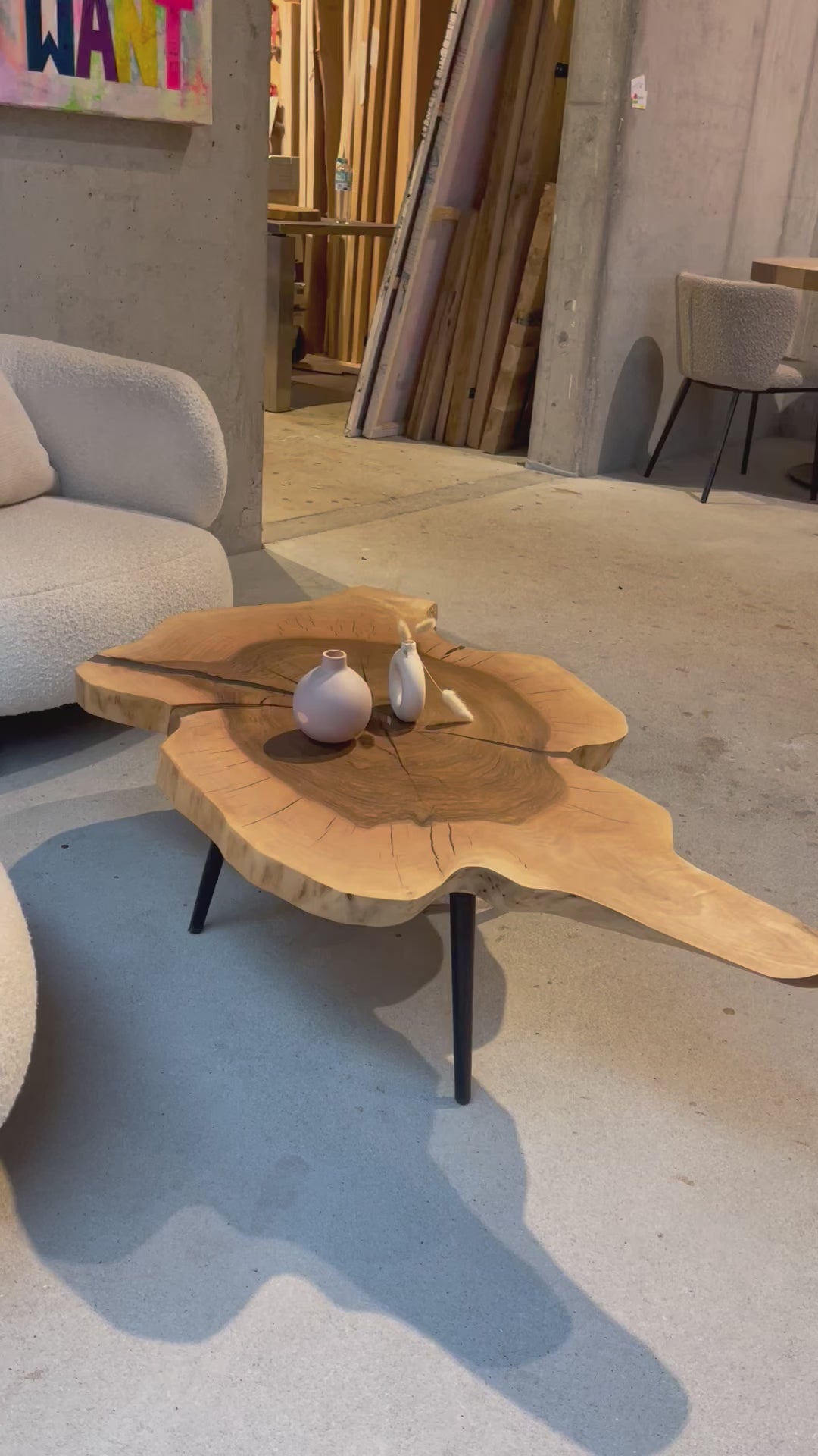 Video laden: Couchtisch Walnuss aus einer Baumscheibe verfüllt mit Epoxy