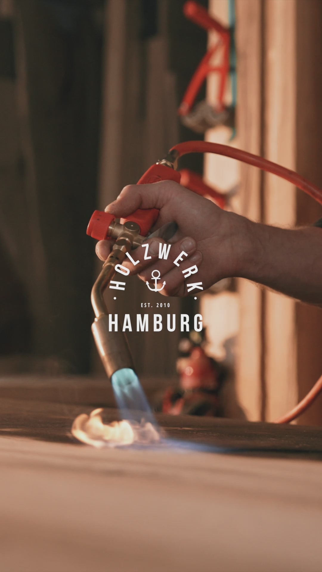 Video laden: Esstisch Holz Behandlung mit Feuer | geköhlte Eiche | Holzwerk Hamburg 