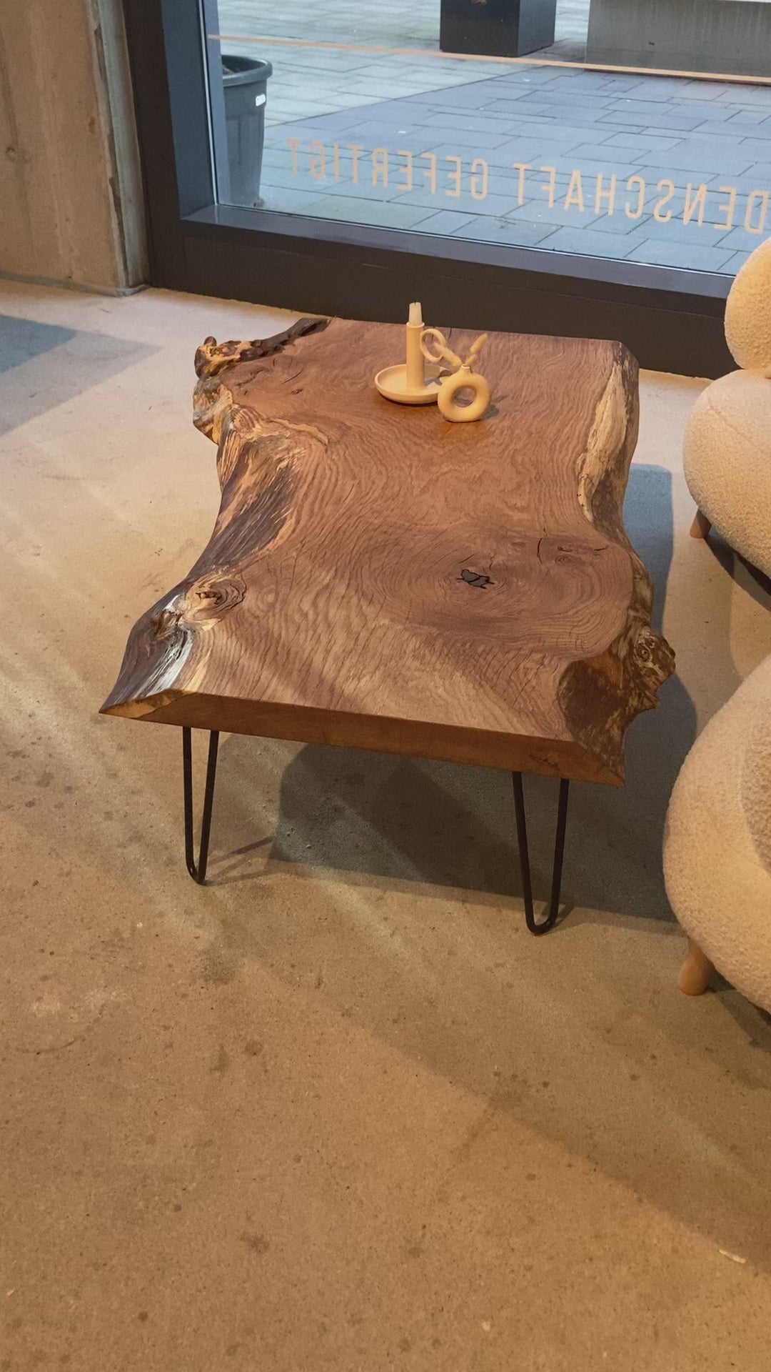 Video laden: Couchtisch Eiche aus einem Stück Massivholz Monolith mit Baumkante