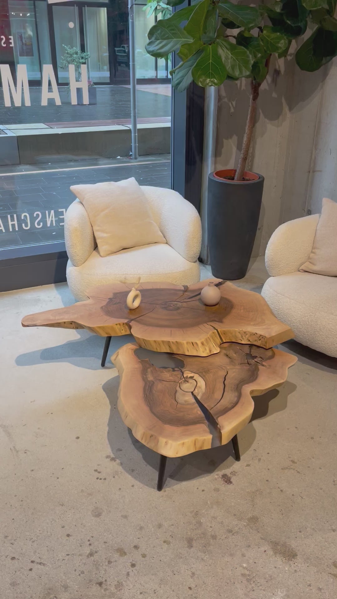 Video laden: Couchtisch-Set aus Walnuss-Baumscheiben verfüllt mit Epoxy