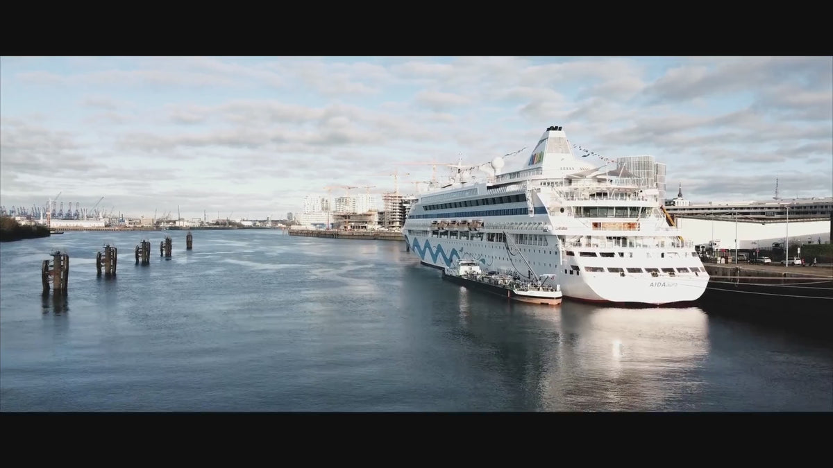 Video laden: Holzwerk Hamburg: Massivholztische nach Maß. Vom Hamburger Hafen über Skizze und Schleifen bis zum fertigen Tisch.