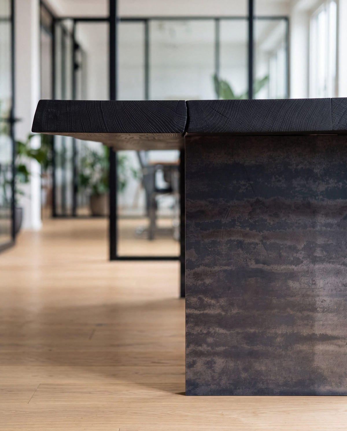Detail der Rohstahlwange unter der Tischplatte aus geköhlter Eiche im Büro, Visualisierung | Holzwerk Hamburg