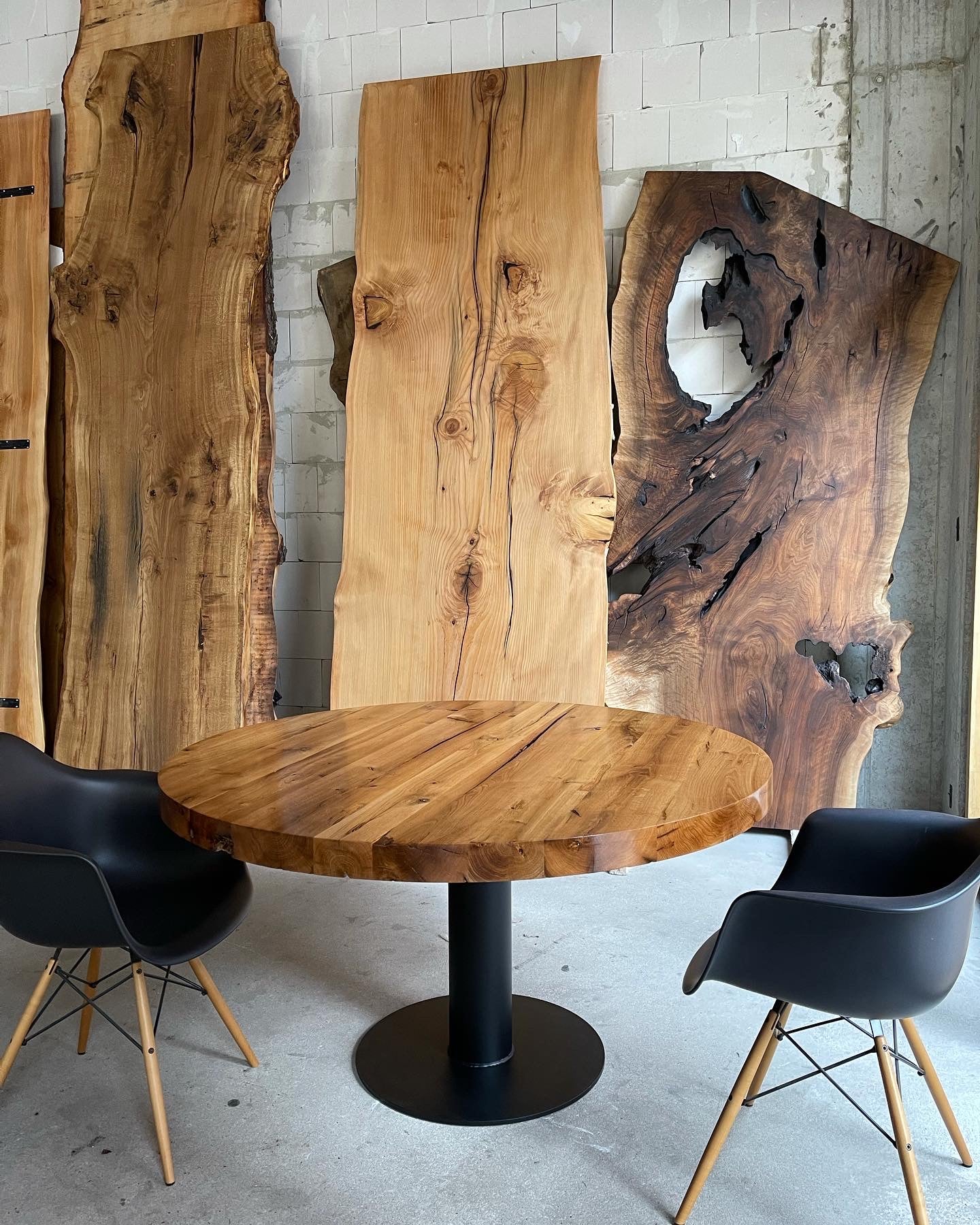 Runder Esstisch aus Eiche Altholz | Mittelfuß aus Stahl | Holzwerk Hamburg