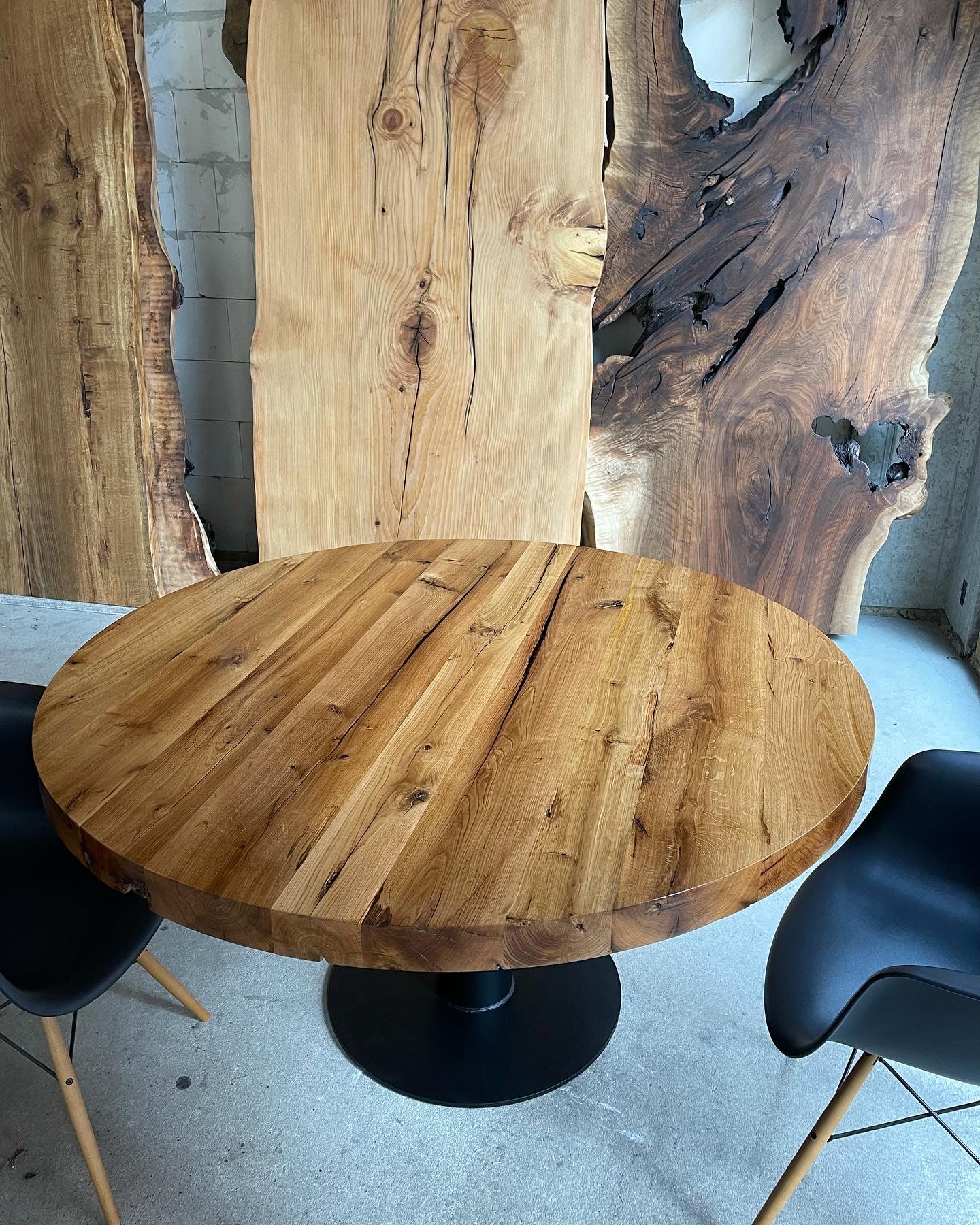 Runder Esstisch aus Eiche Altholz | Mittelfuß aus Stahl | Holzwerk Hamburg