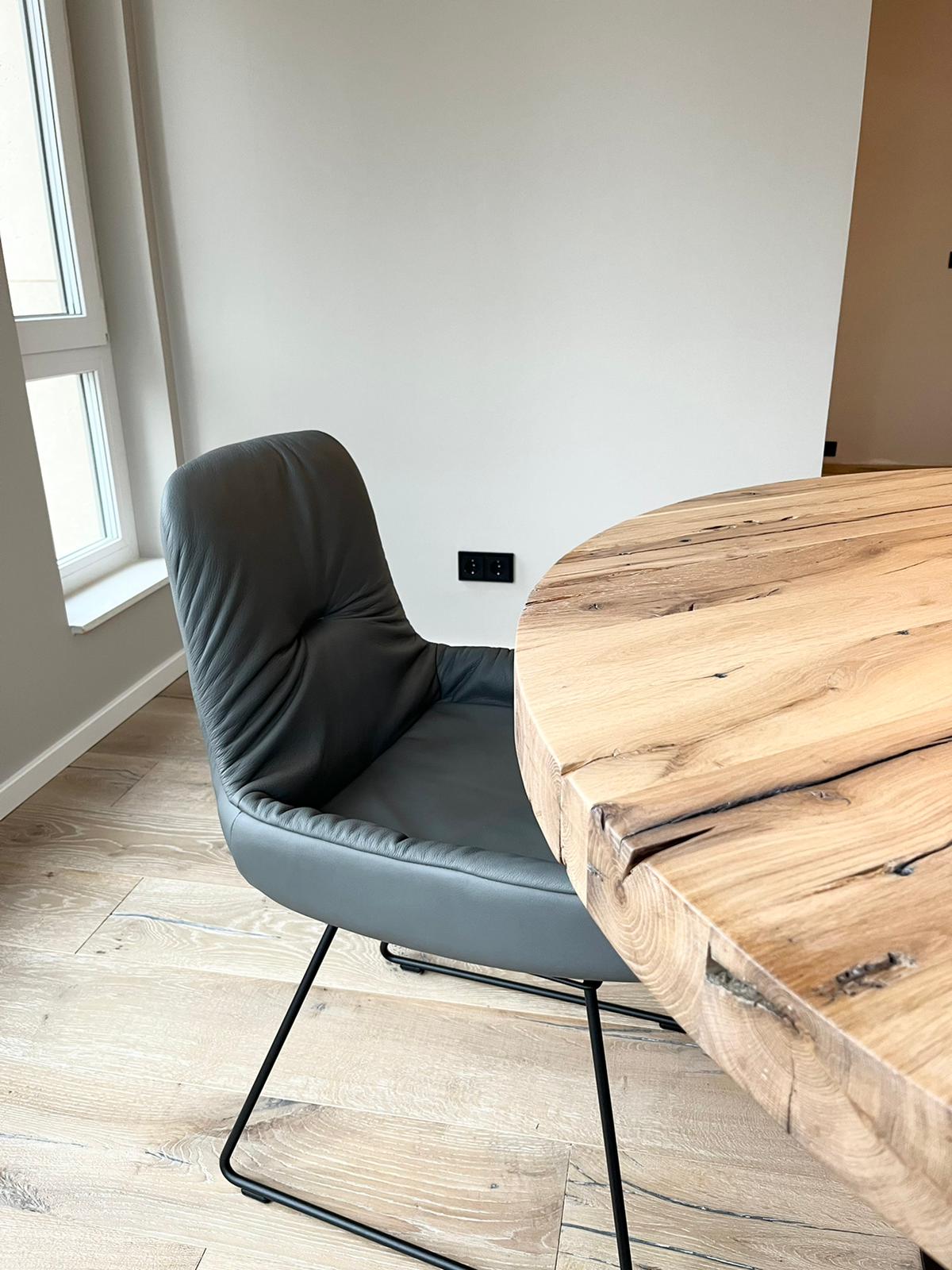 Runder Esstisch aus Eiche Altholz | Mittelfuß aus Stahl | Holzwerk Hamburg