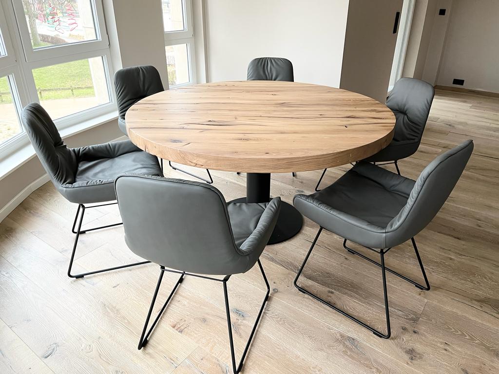 Runder Esstisch aus Eiche Altholz | Mittelfuß aus Stahl | Holzwerk Hamburg