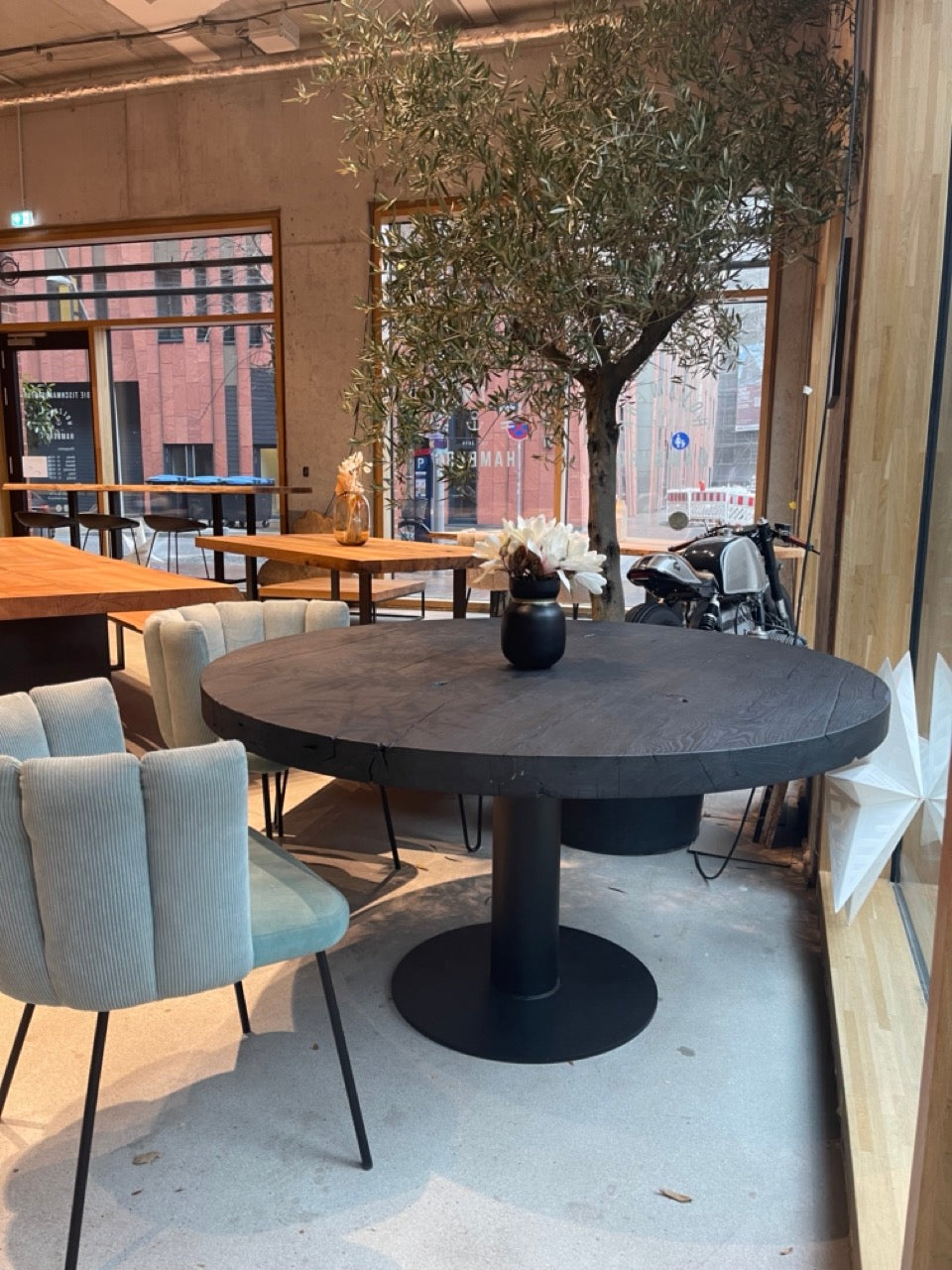 Runder Altholztisch schwarz | Holzwerk Hamburg