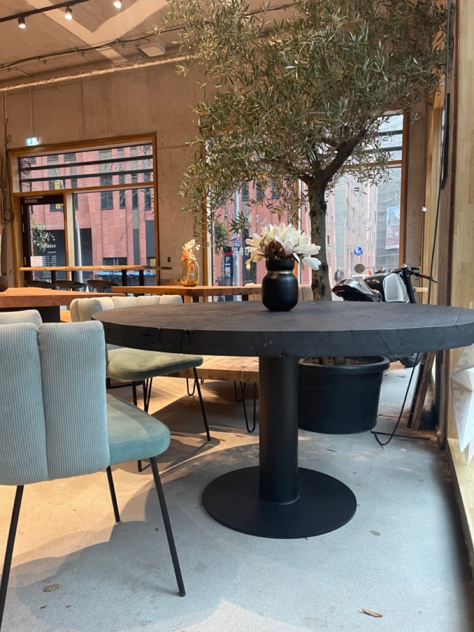 Runder Altholztisch schwarz | Holzwerk Hamburg