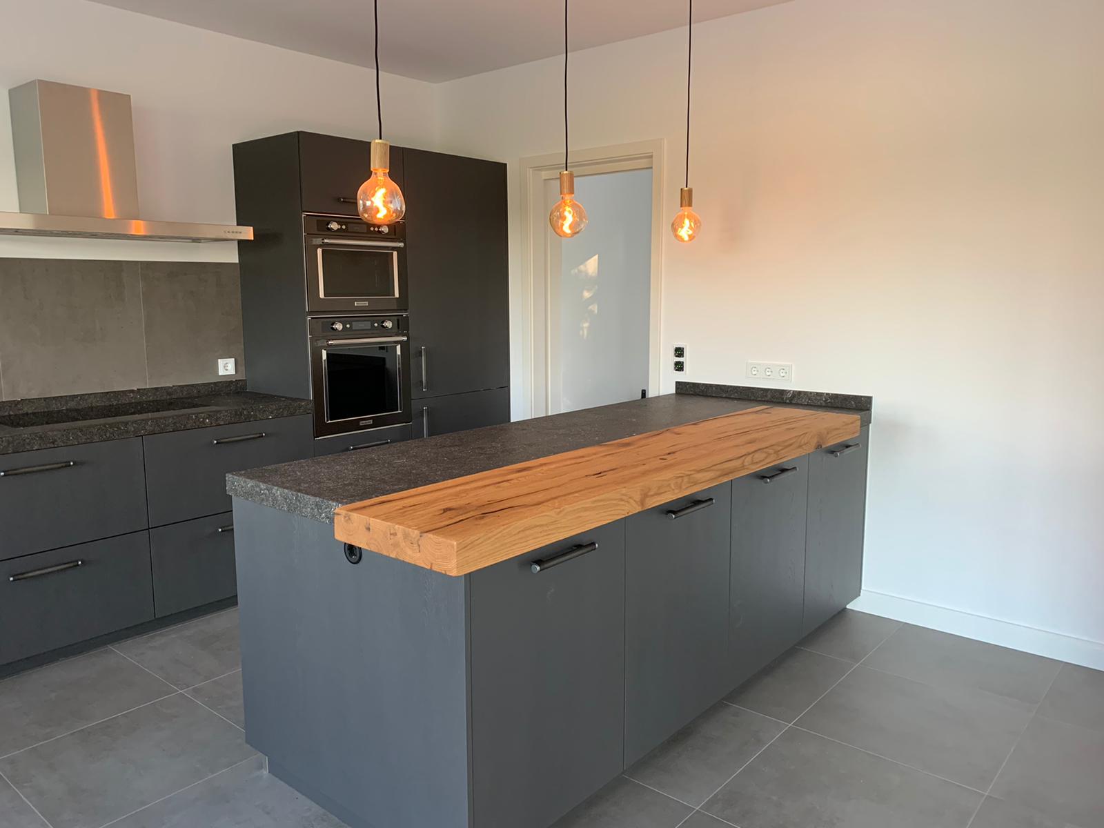 Rustikaler Bartresen aus Eiche Altholz