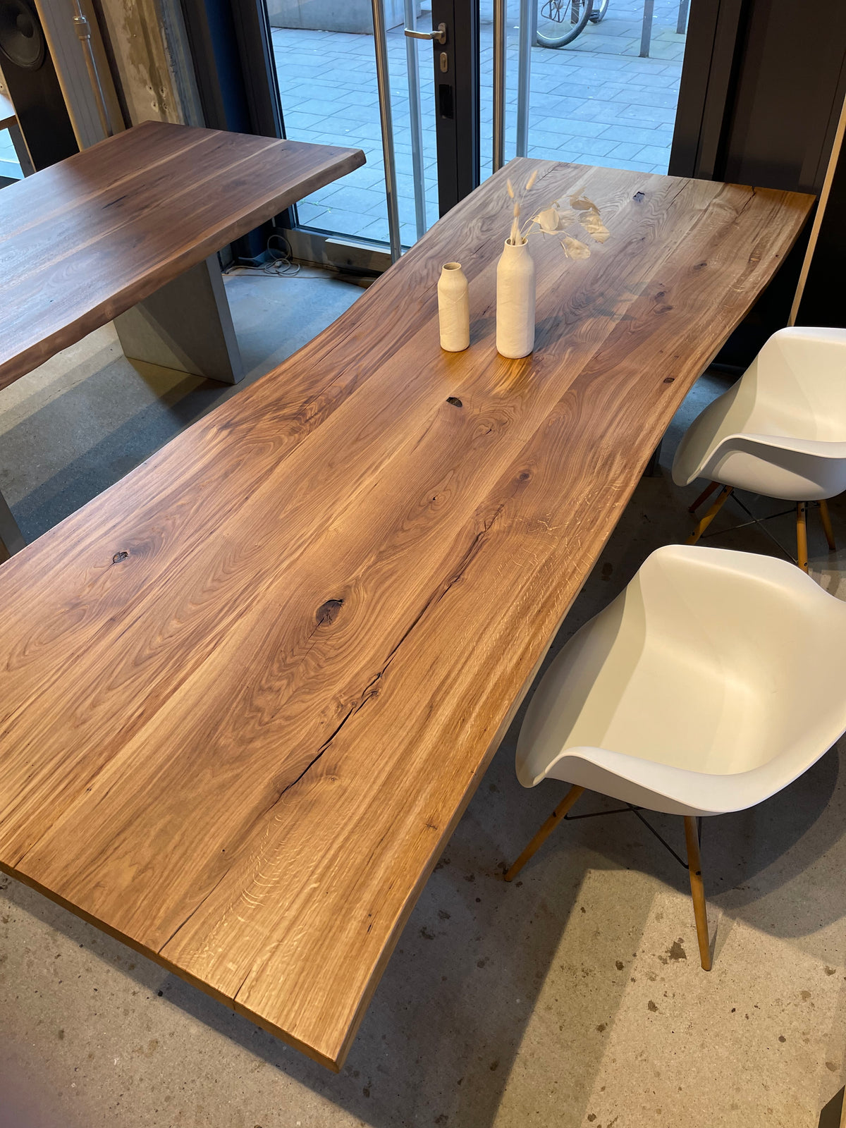 Esstisch Eiche Massiv mit Baumkante – Holzwerk Hamburg