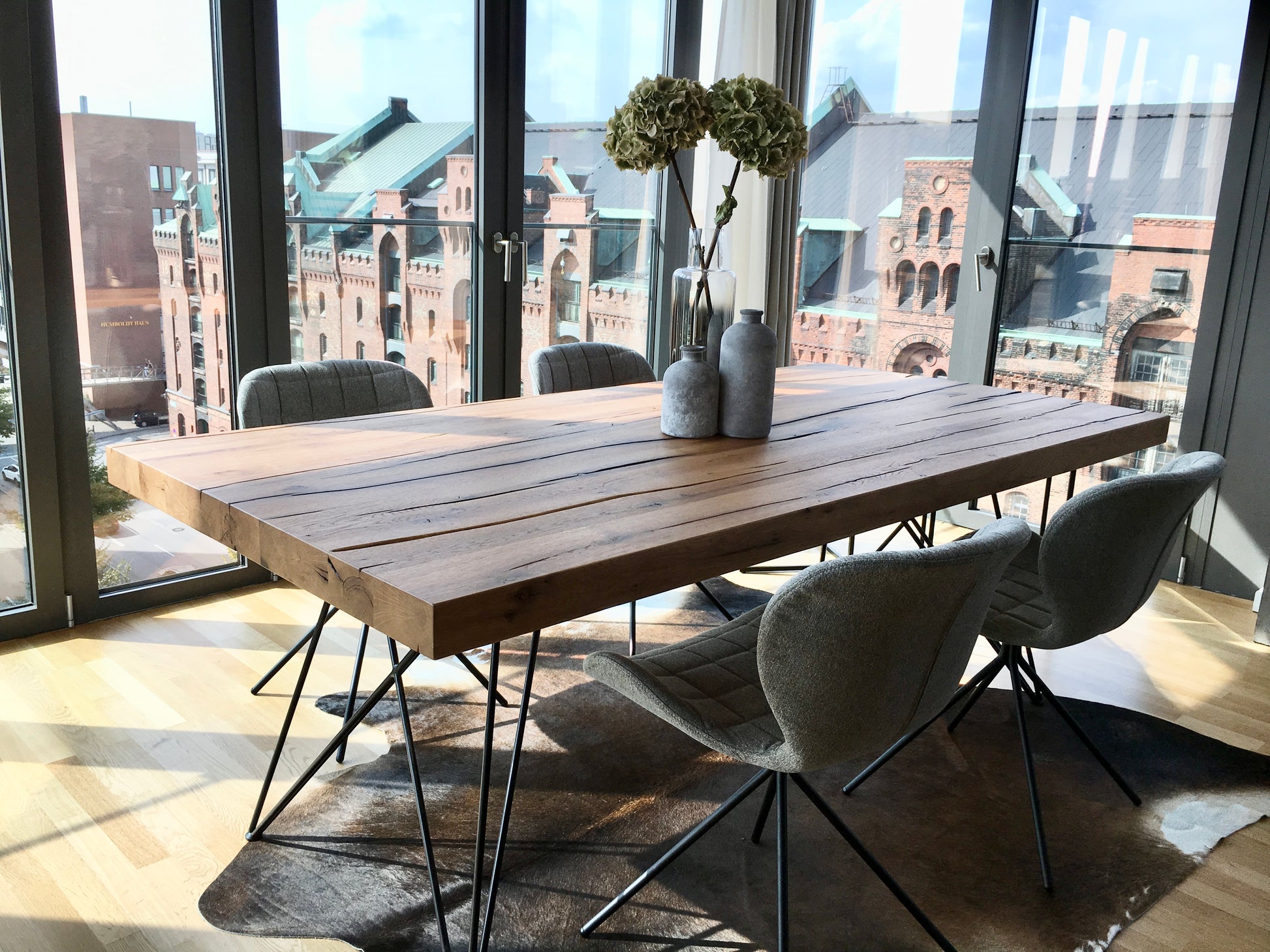 Rustikaler Esstisch | Filigranes Tischgestell aus Stahl | Holzwerk Hamburg