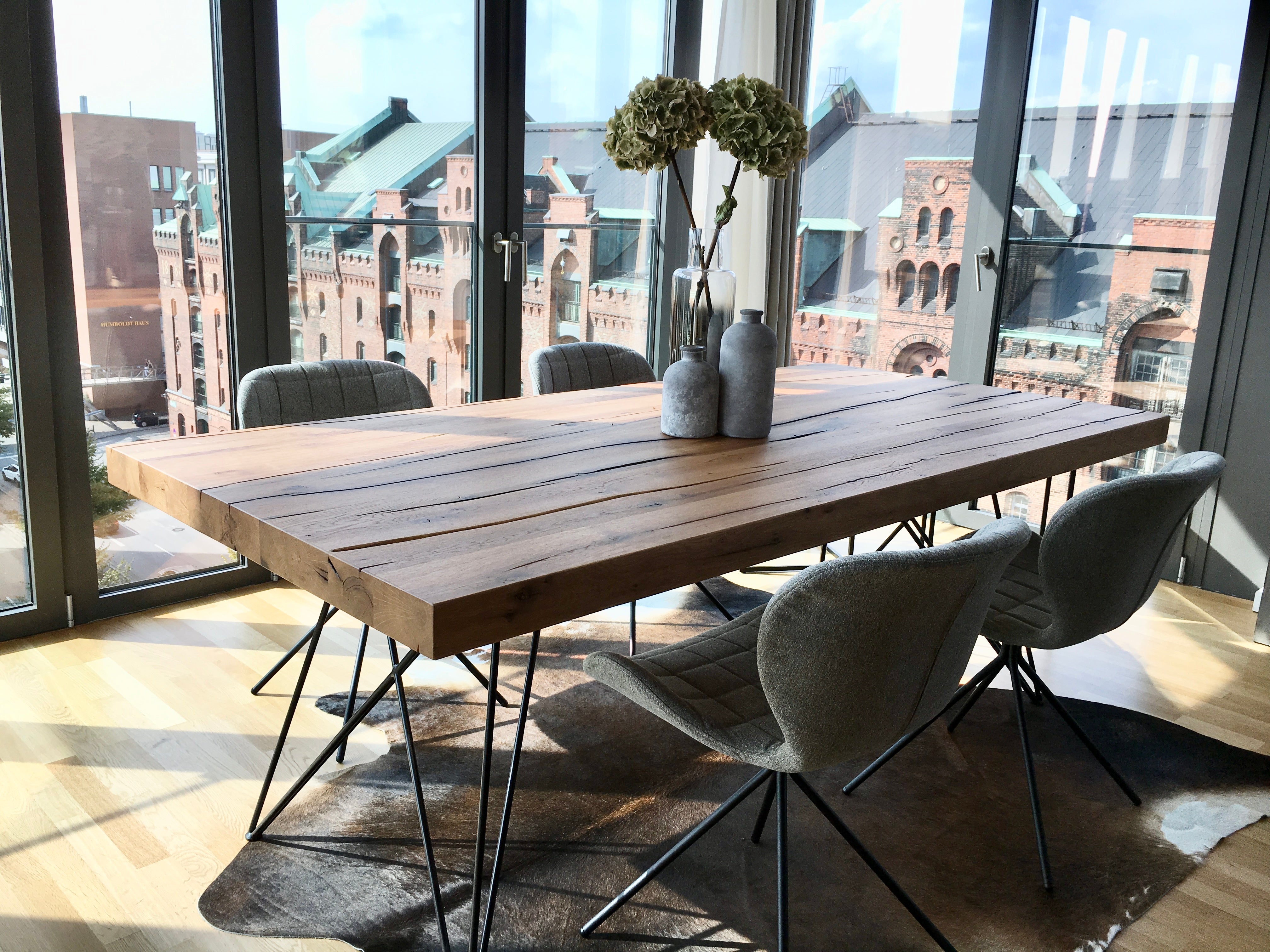 Rustikaler Esstisch | Filigranes Tischgestell aus Stahl | Holzwerk Hamburg