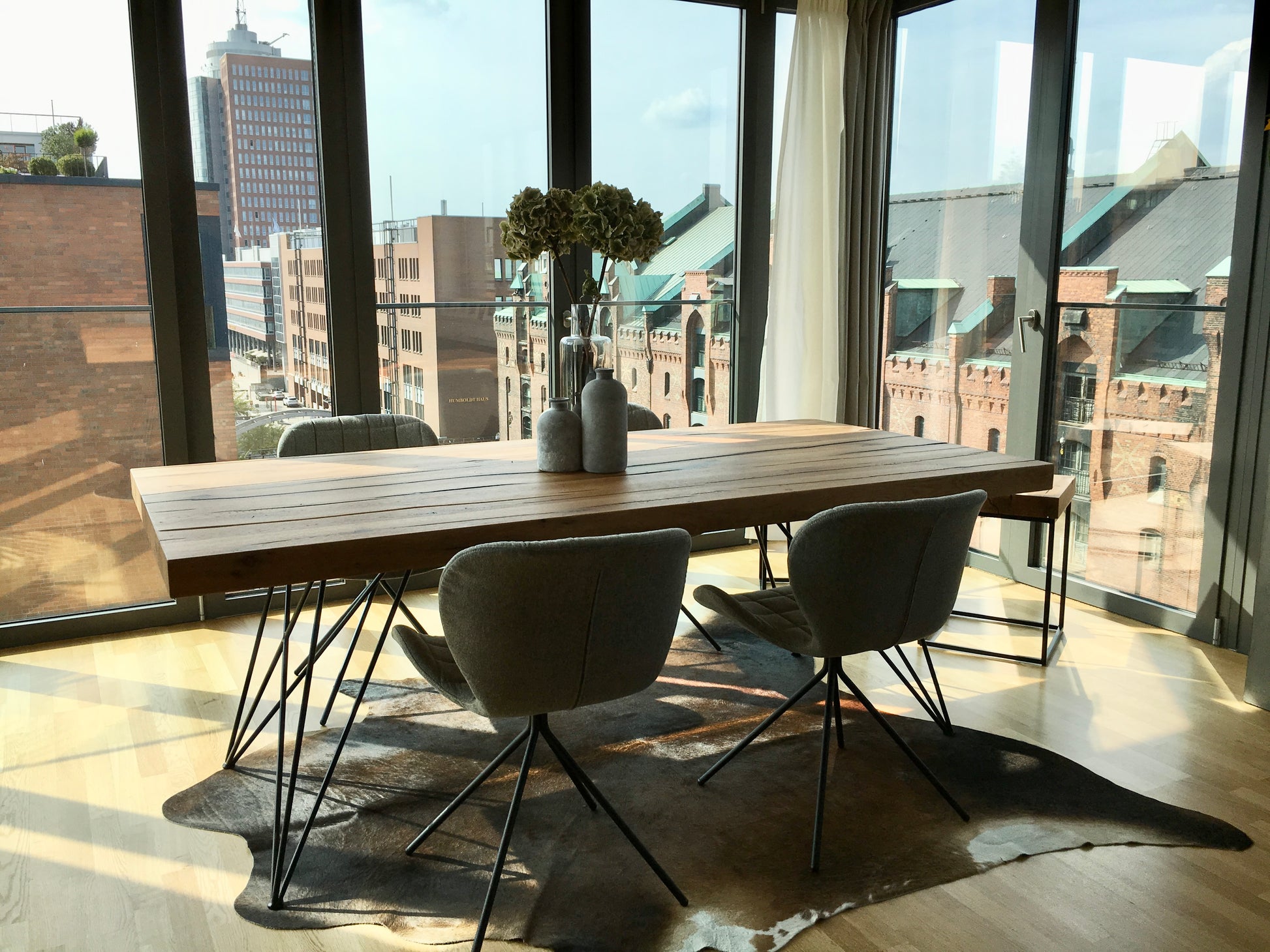 Rustikaler Esstisch | Filigranes Tischgestell aus Stahl | Holzwerk Hamburg