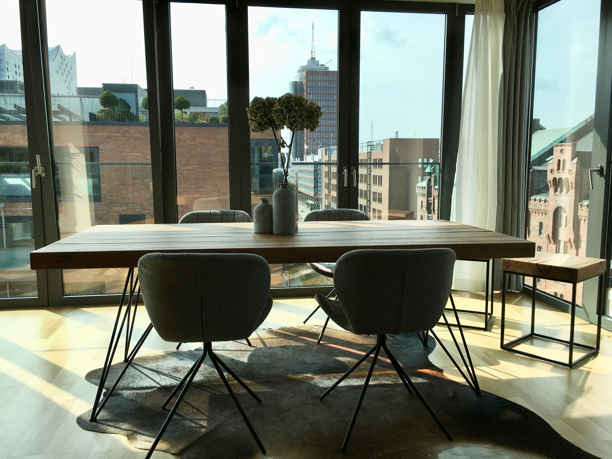 Rustikaler Esstisch | Filigranes Tischgestell aus Stahl | Holzwerk Hamburg