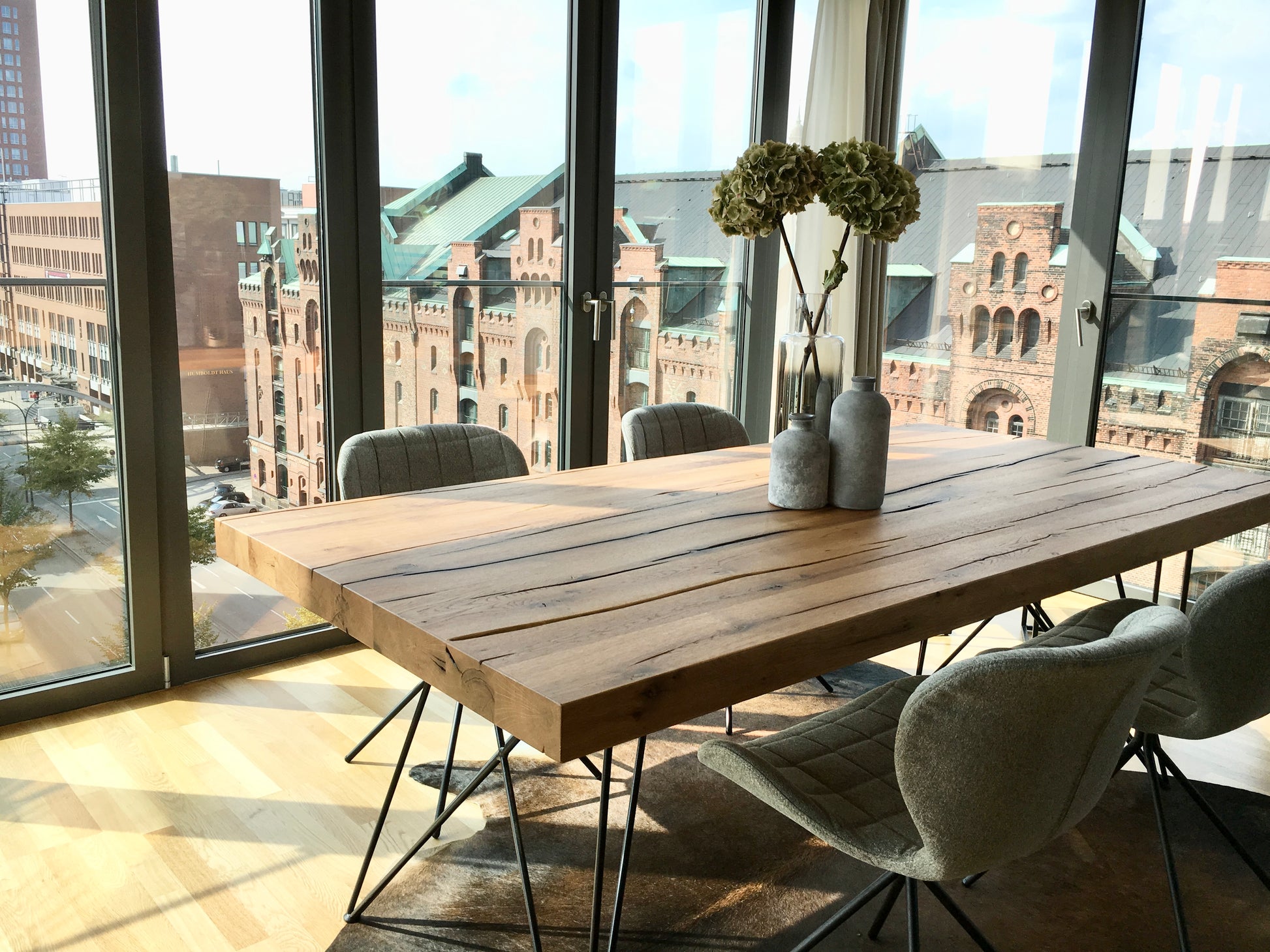 Rustikaler Esstisch | Filigranes Tischgestell aus Stahl | Holzwerk Hamburg