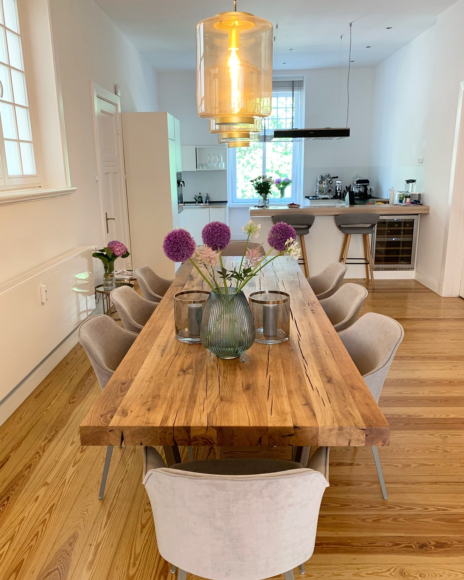 Massiver Esstisch auf Stahl-Gestell | Altholztisch aus Hamburg