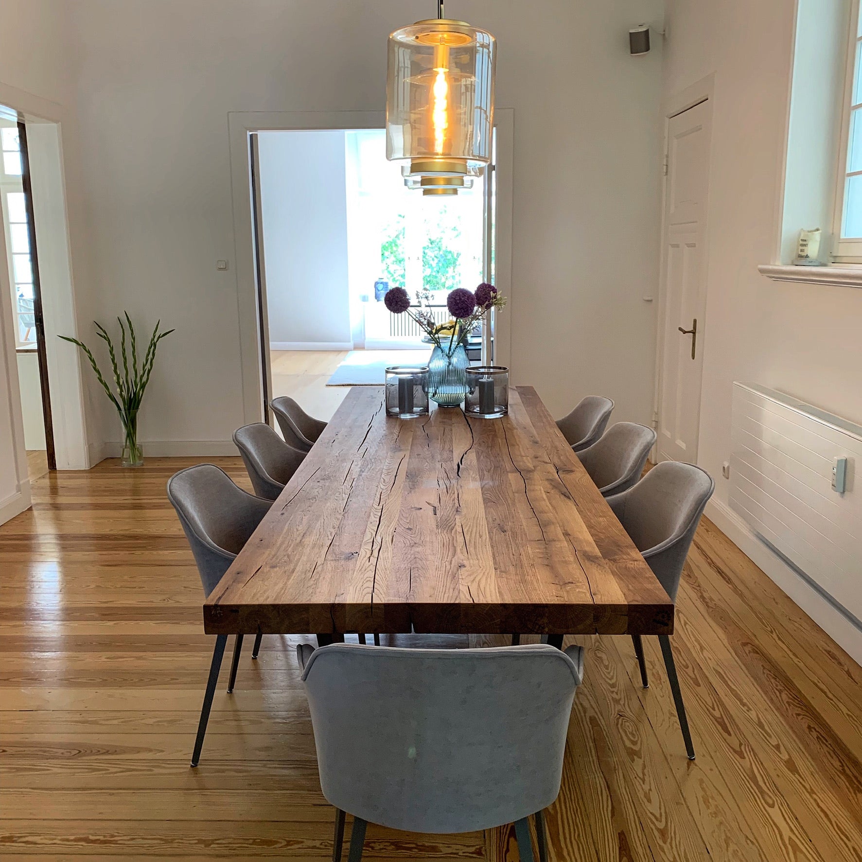 Massiver Esstisch auf Stahl-Gestell | Altholztisch aus Hamburg