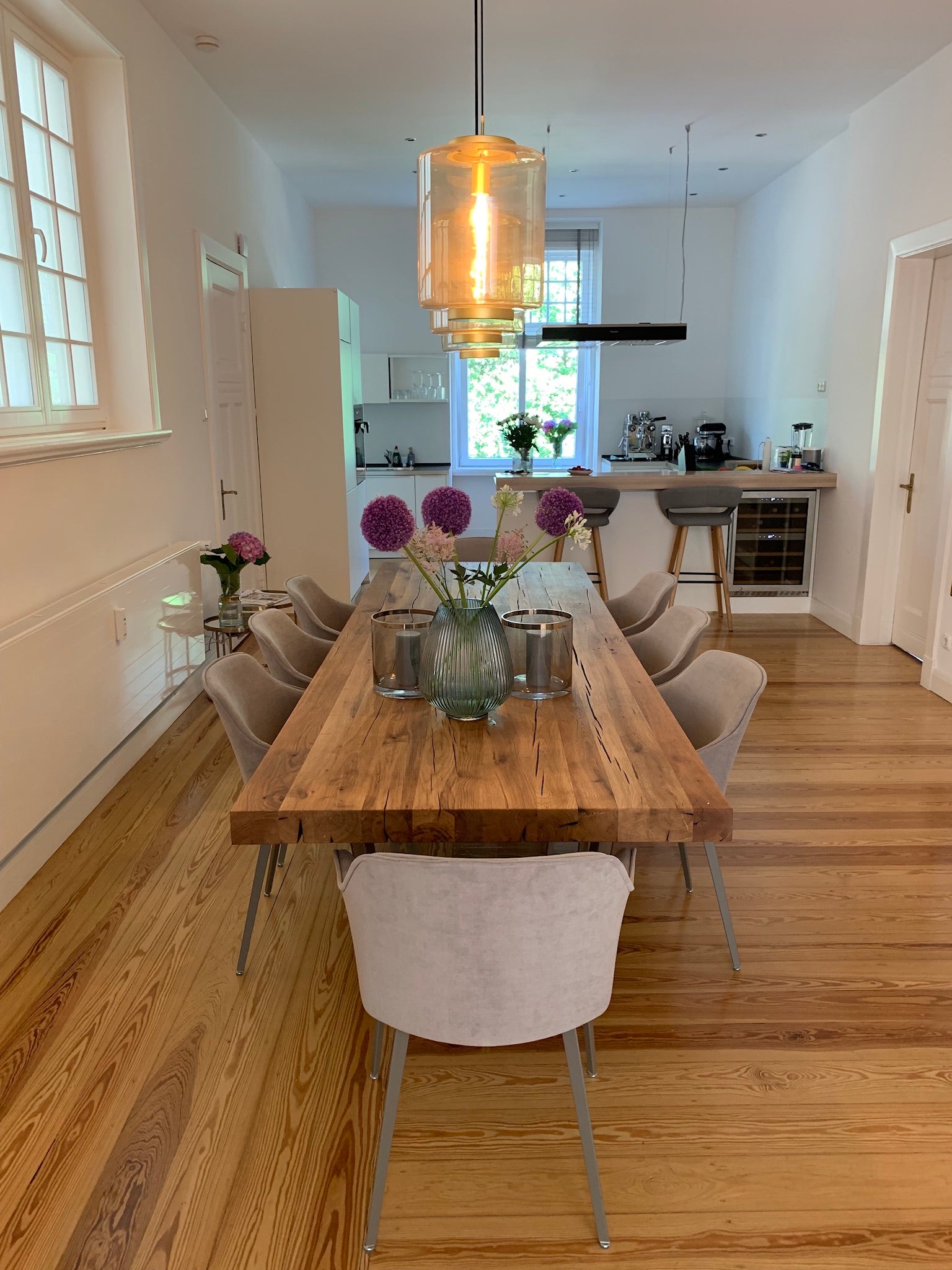 Massiver Esstisch auf Stahl-Gestell | Altholztisch aus Hamburg