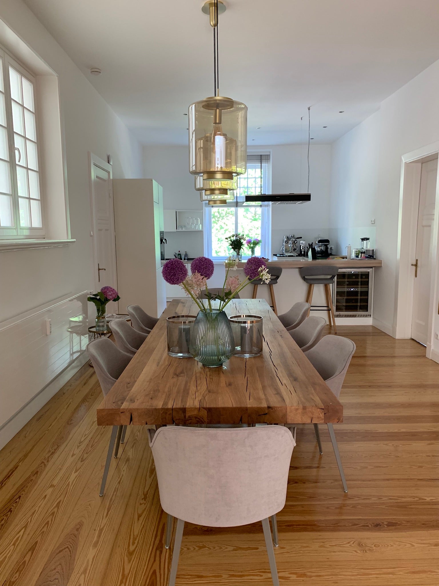 Massiver Esstisch auf Stahl-Gestell | Altholztisch aus Hamburg