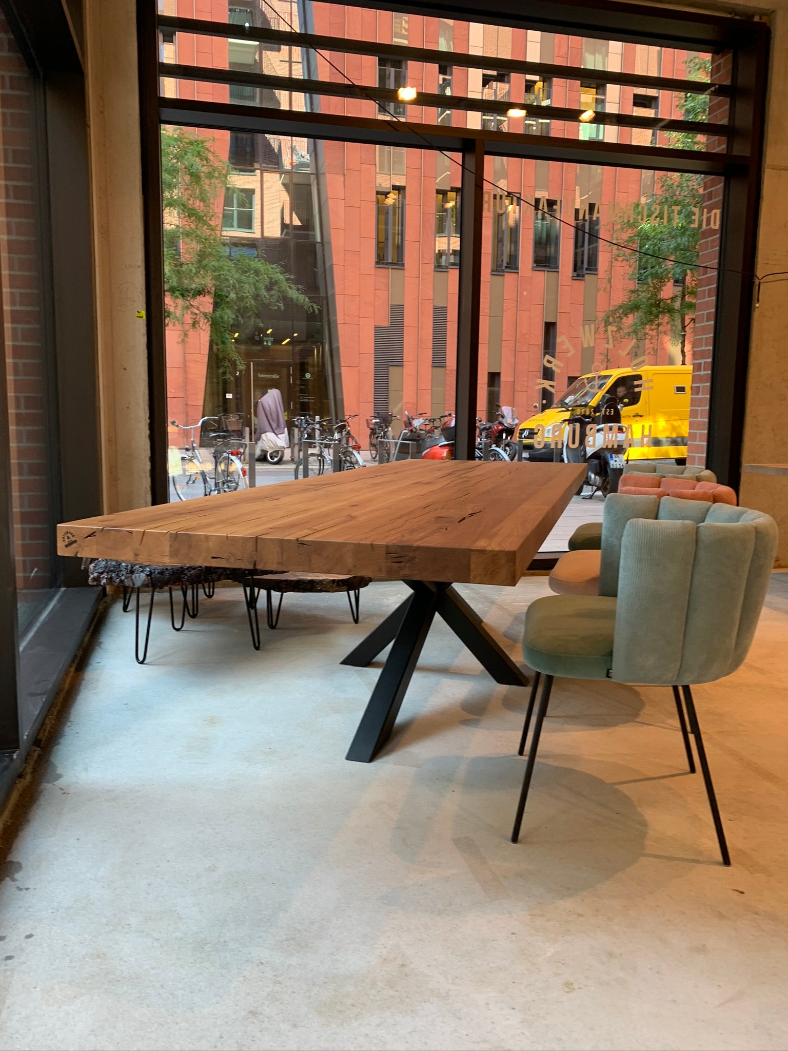 Massivholztisch Eiche | Altholztisch | Tischgestell mit viel Beinfreiheit