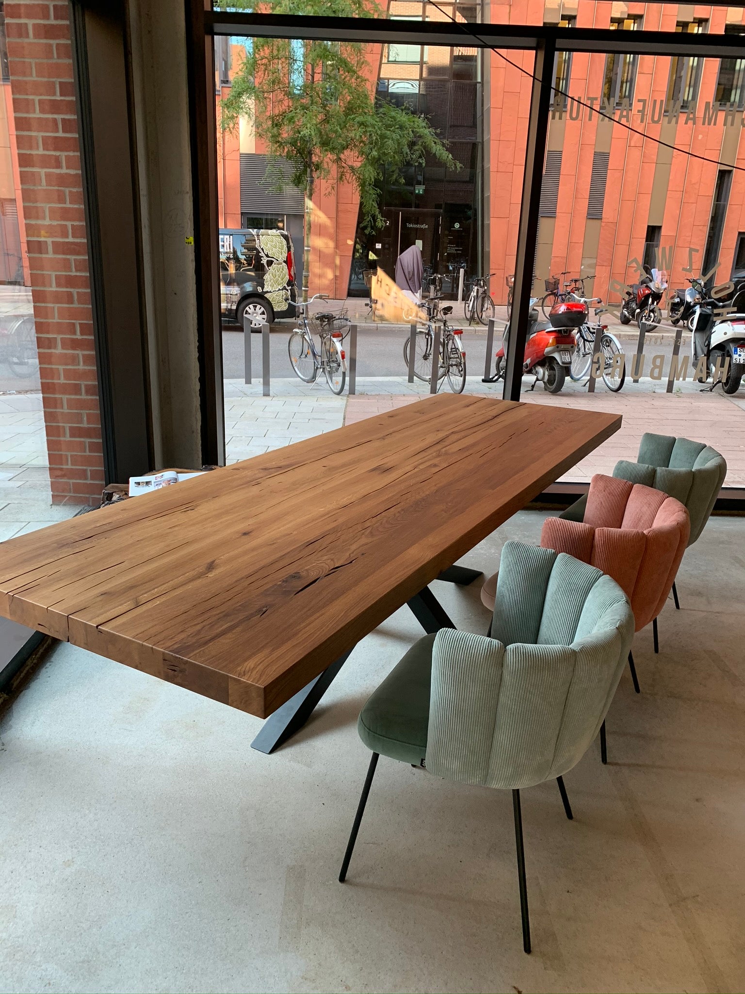 Massivholztisch Eiche | Altholztisch | Tischgestell mit viel Beinfreiheit