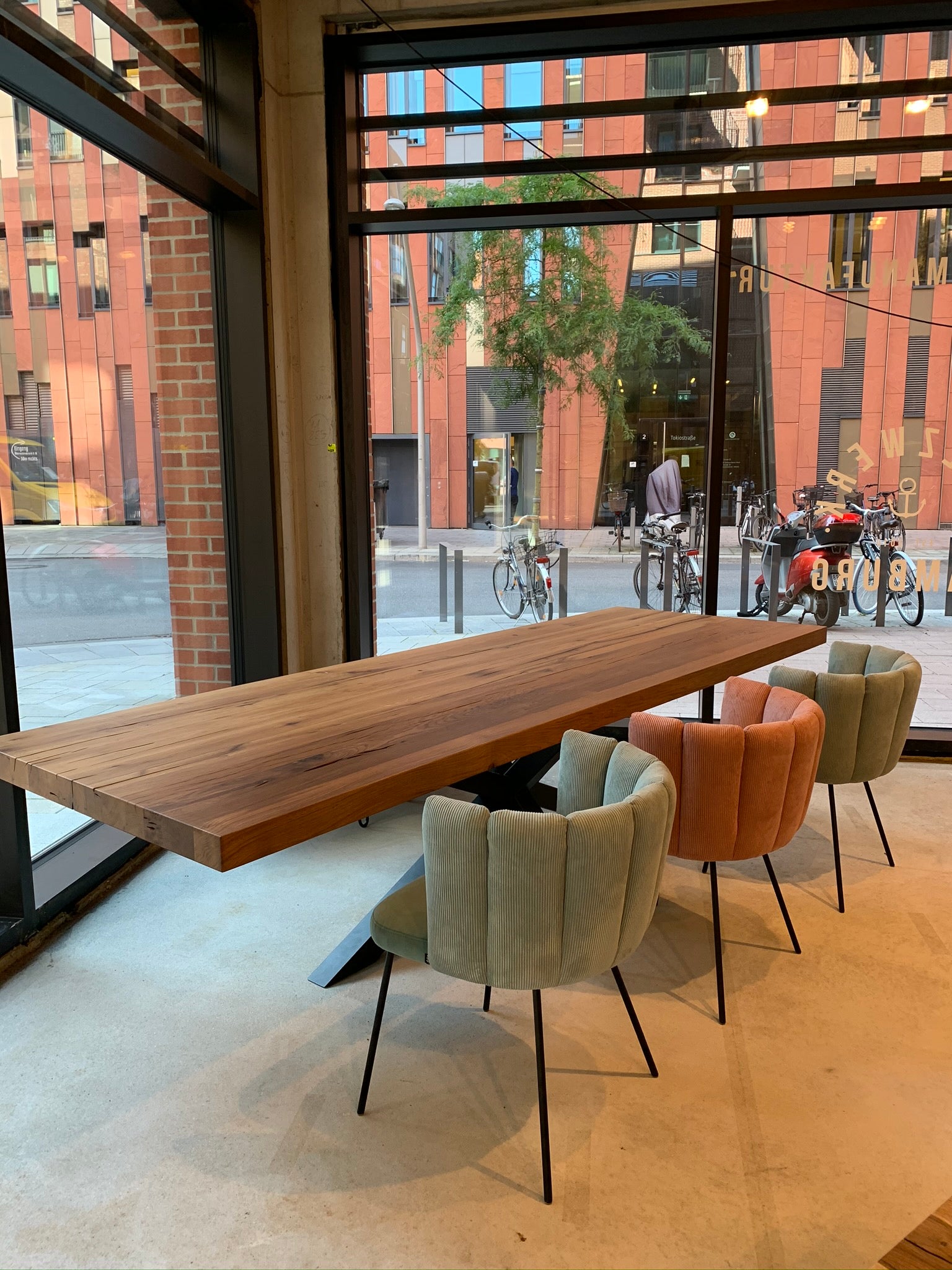 Massivholztisch Eiche | Altholztisch | Tischgestell mit viel Beinfreiheit