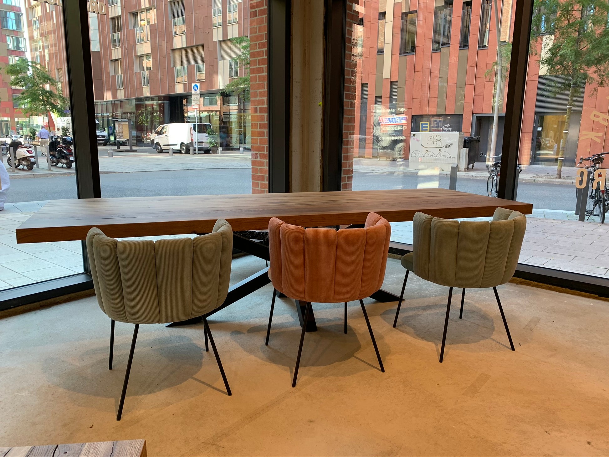 Massivholztisch Eiche | Altholztisch | Tischgestell mit viel Beinfreiheit