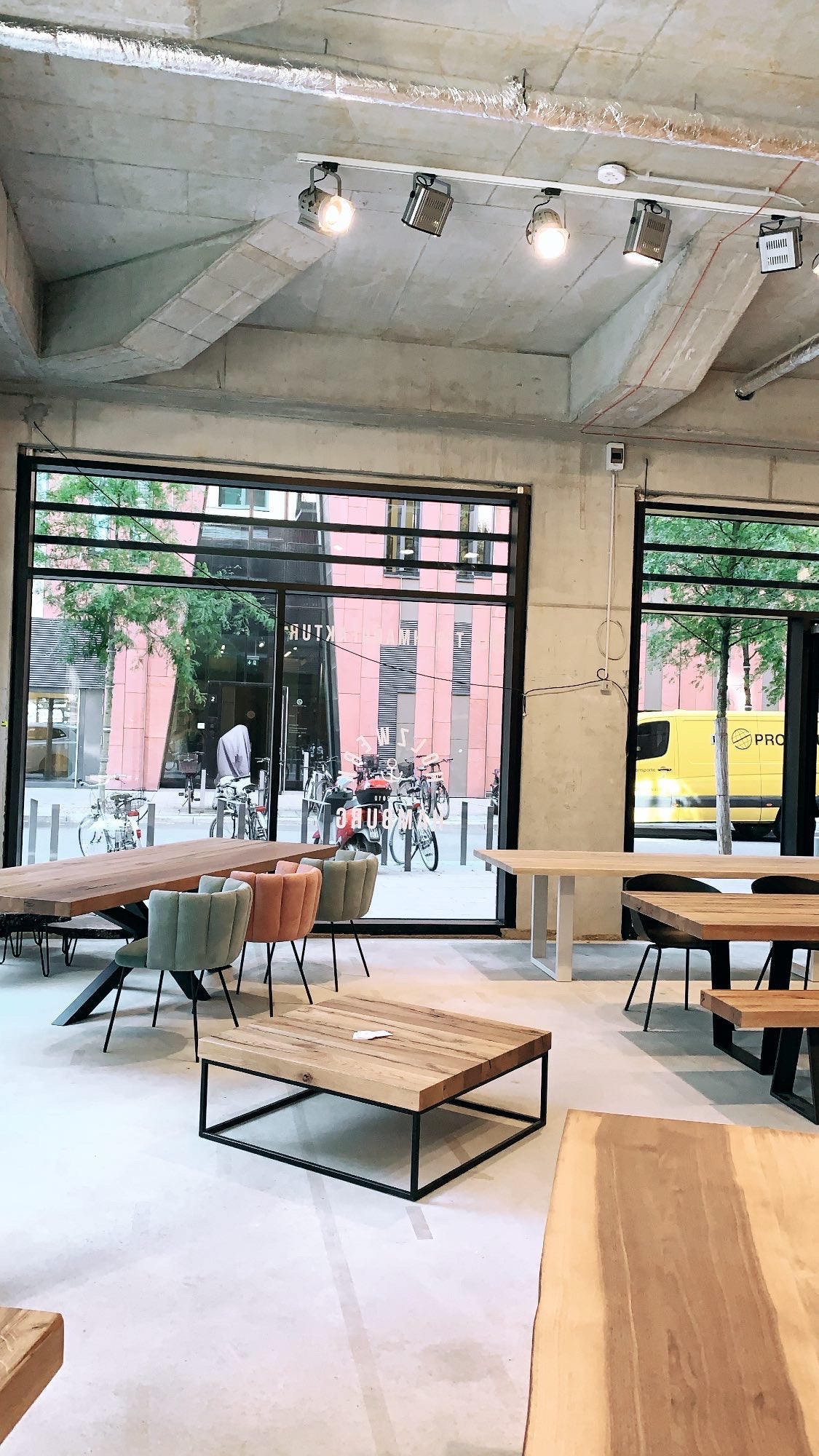 Massivholztisch Eiche | Altholztisch | Tischgestell mit viel Beinfreiheit