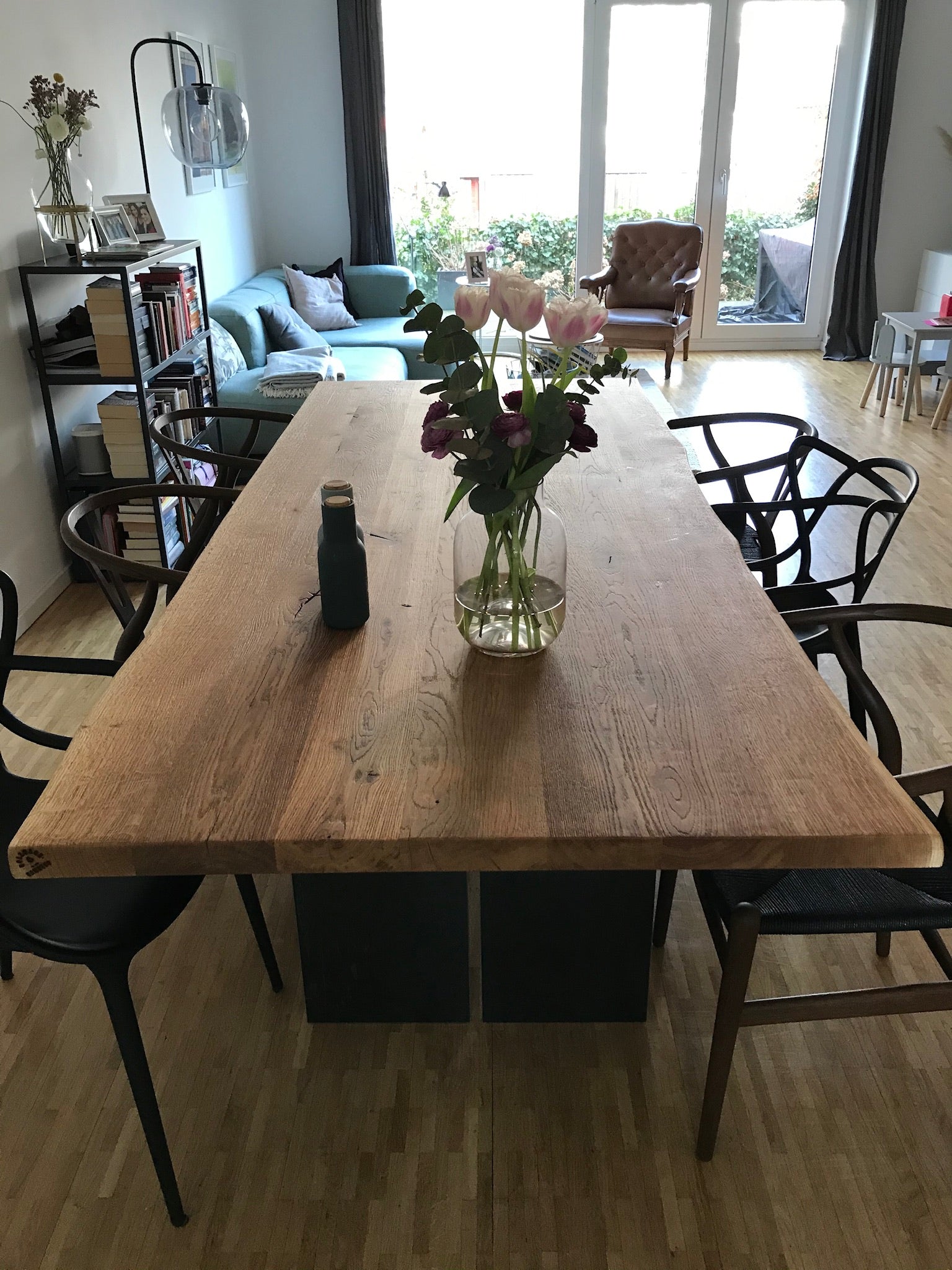 Holztisch Eichenholz mit Naturkante nach Maß mit Stahlgestell massiv