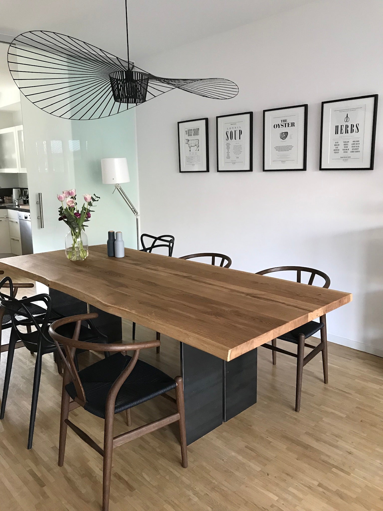 Holztisch Eichenholz mit Naturkante nach Maß mit Stahlgestell massiv