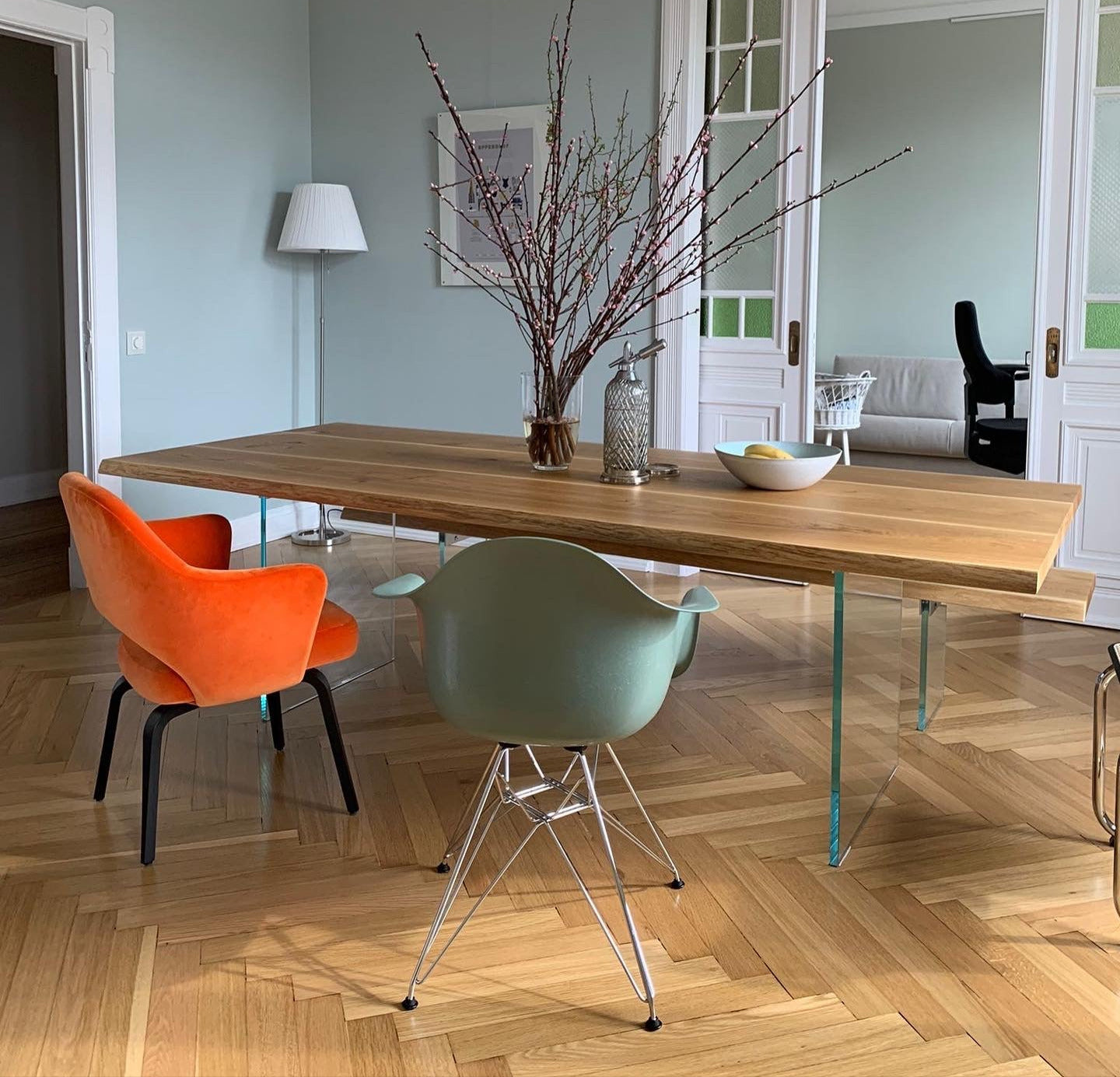 Schwebender Esstisch aus Eiche auf Glas | Holzwerk Hamburg