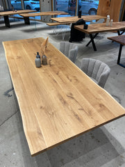 Heller Eichentisch mit natürlicher Baumkante