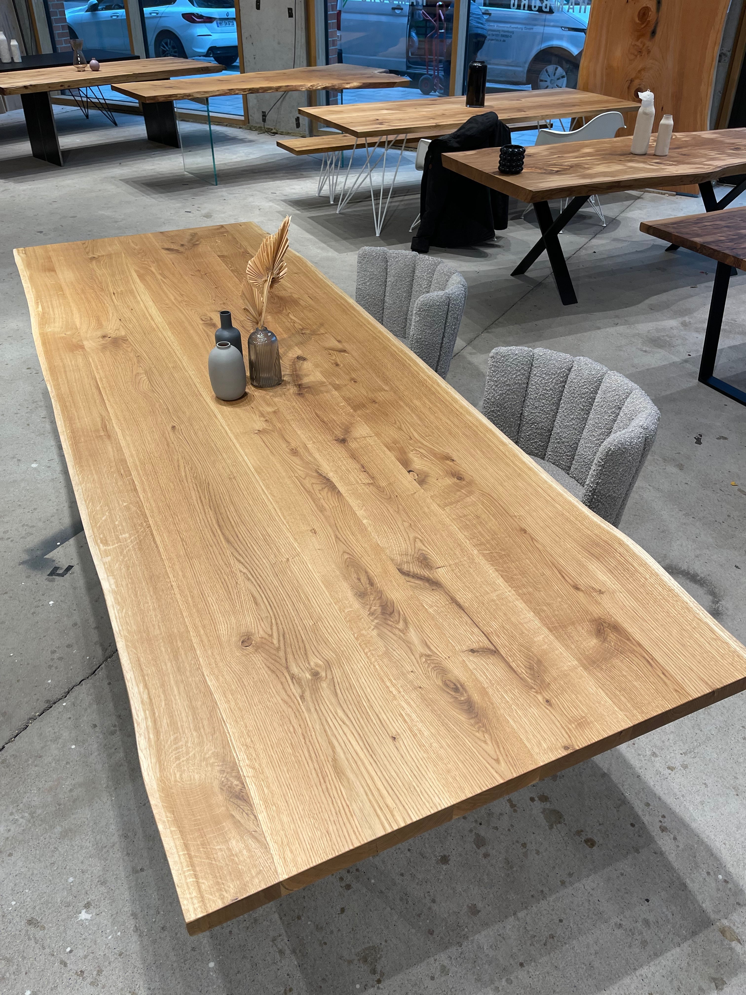 Heller Eichentisch mit natürlicher Baumkante