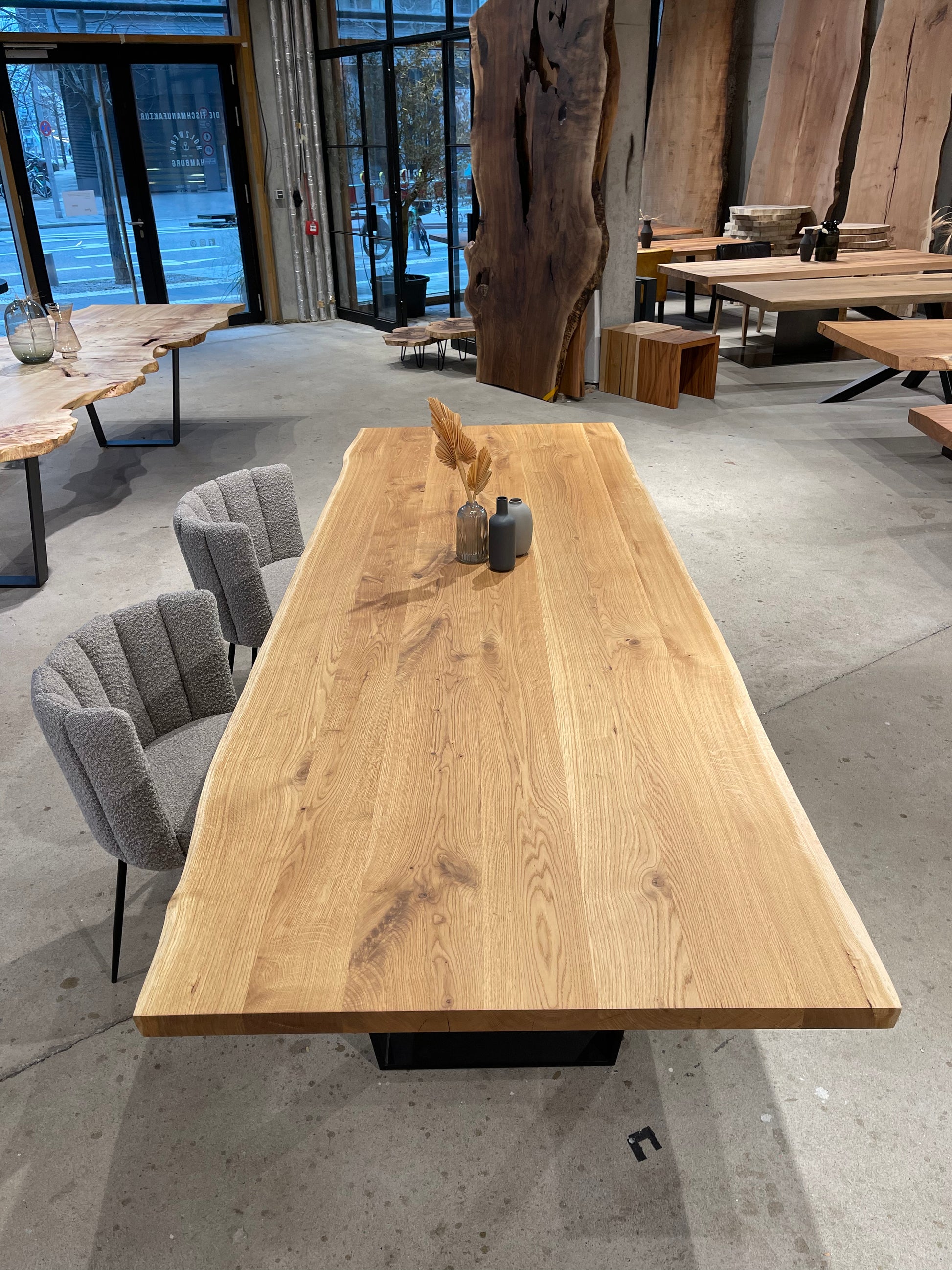 Heller Eichentisch mit natürlicher Baumkante