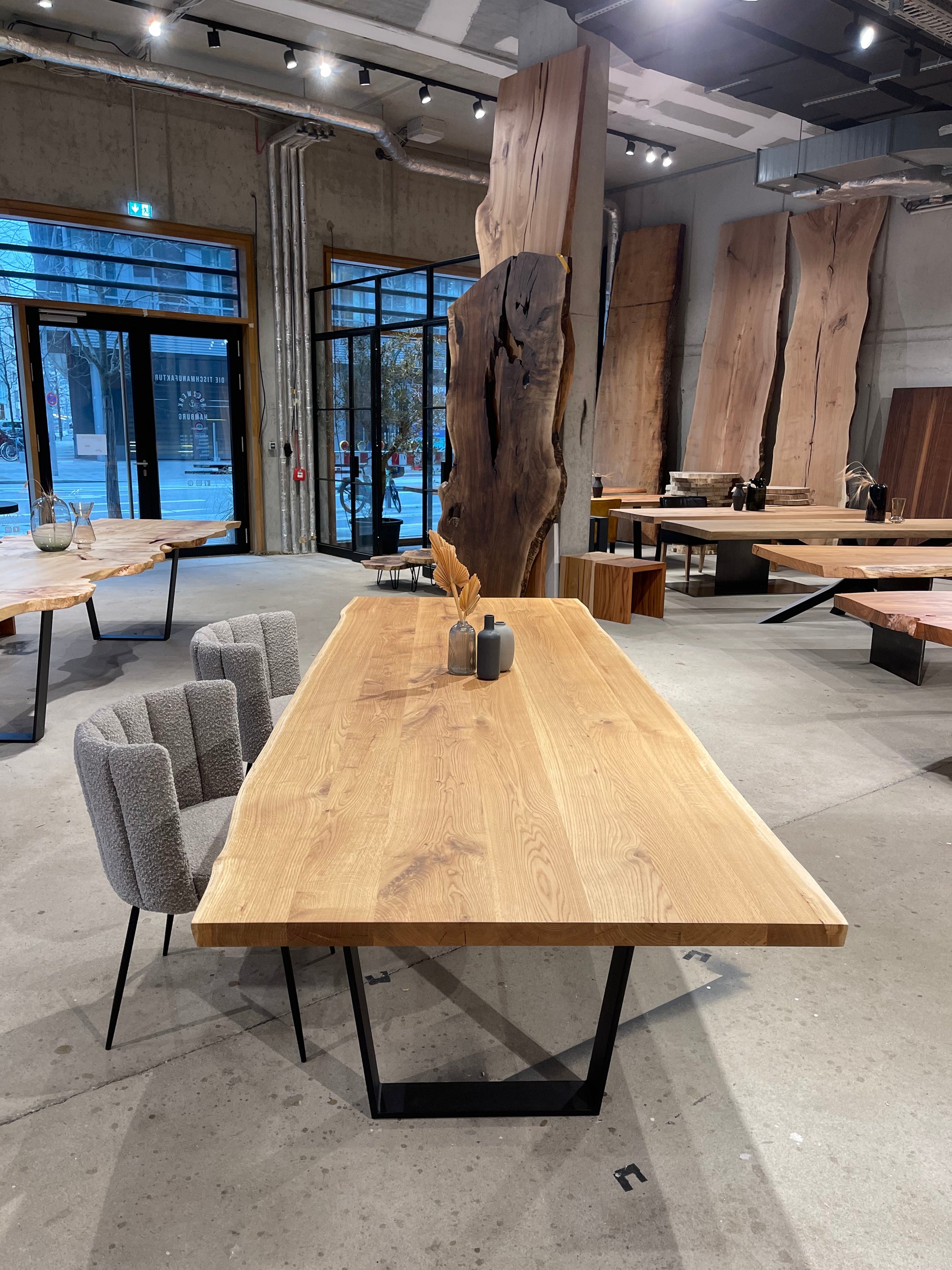 Heller Eichentisch mit natürlicher Baumkante