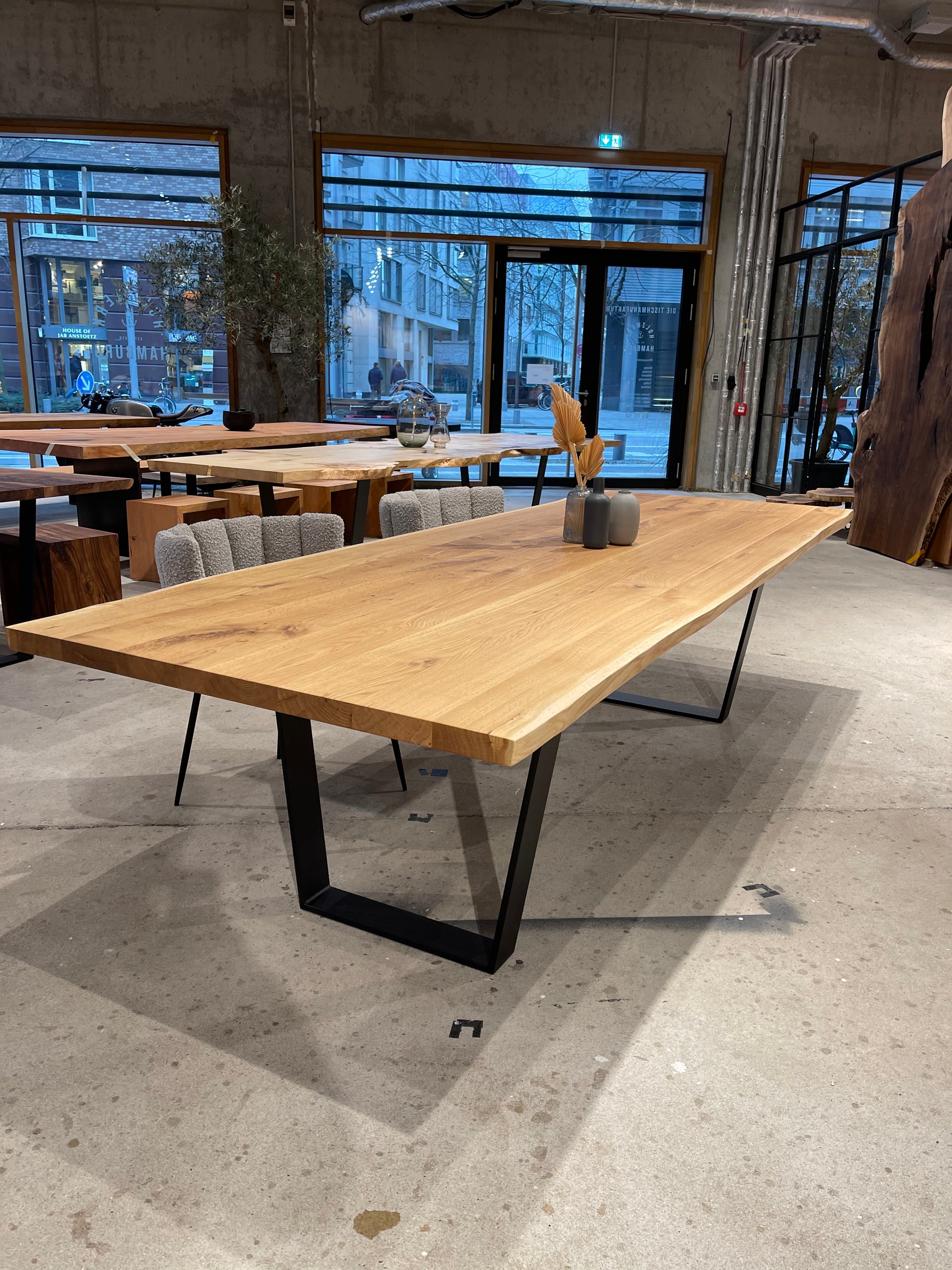 Heller Eichentisch mit natürlicher Baumkante