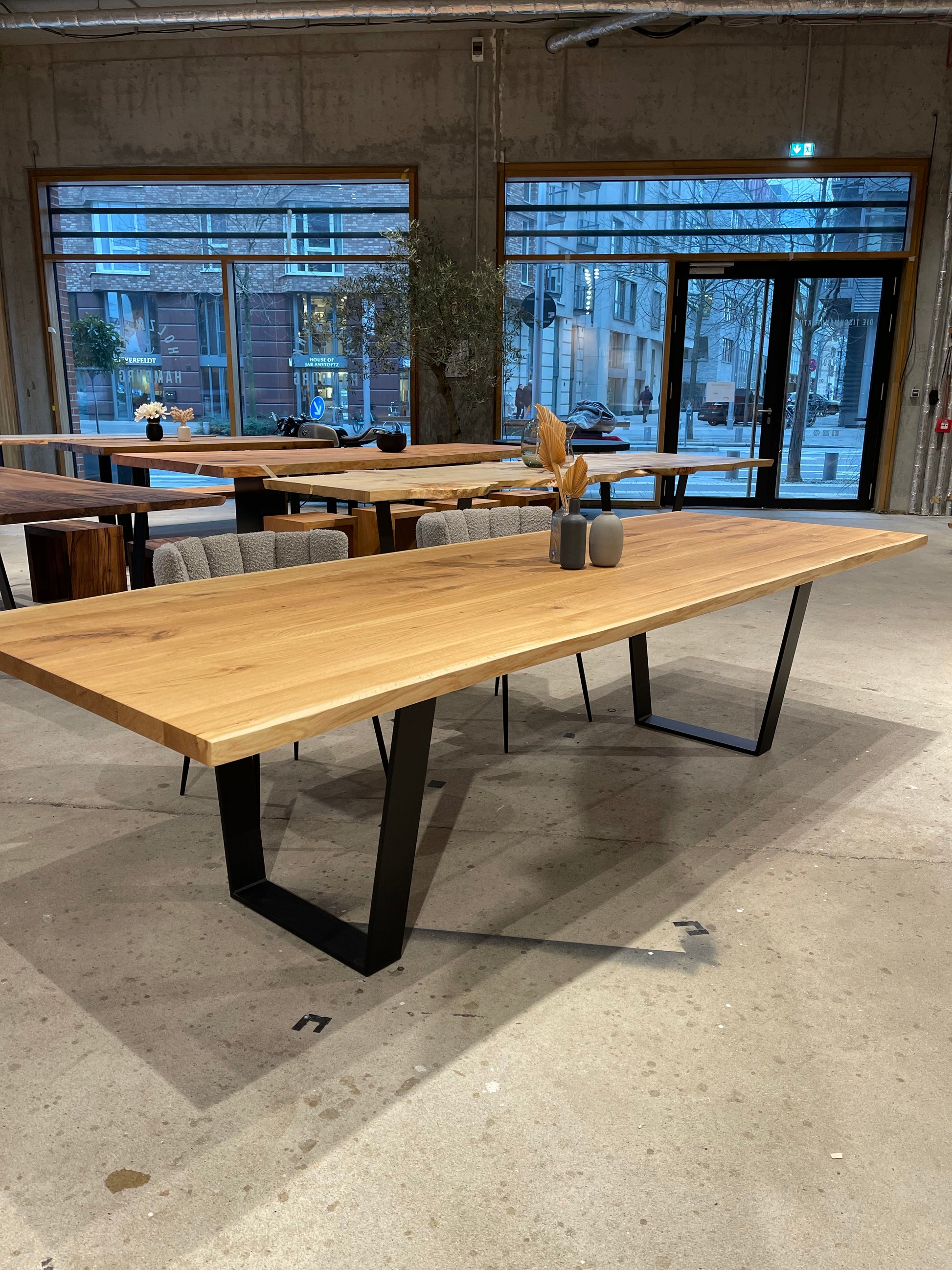 Heller Eichentisch mit natürlicher Baumkante